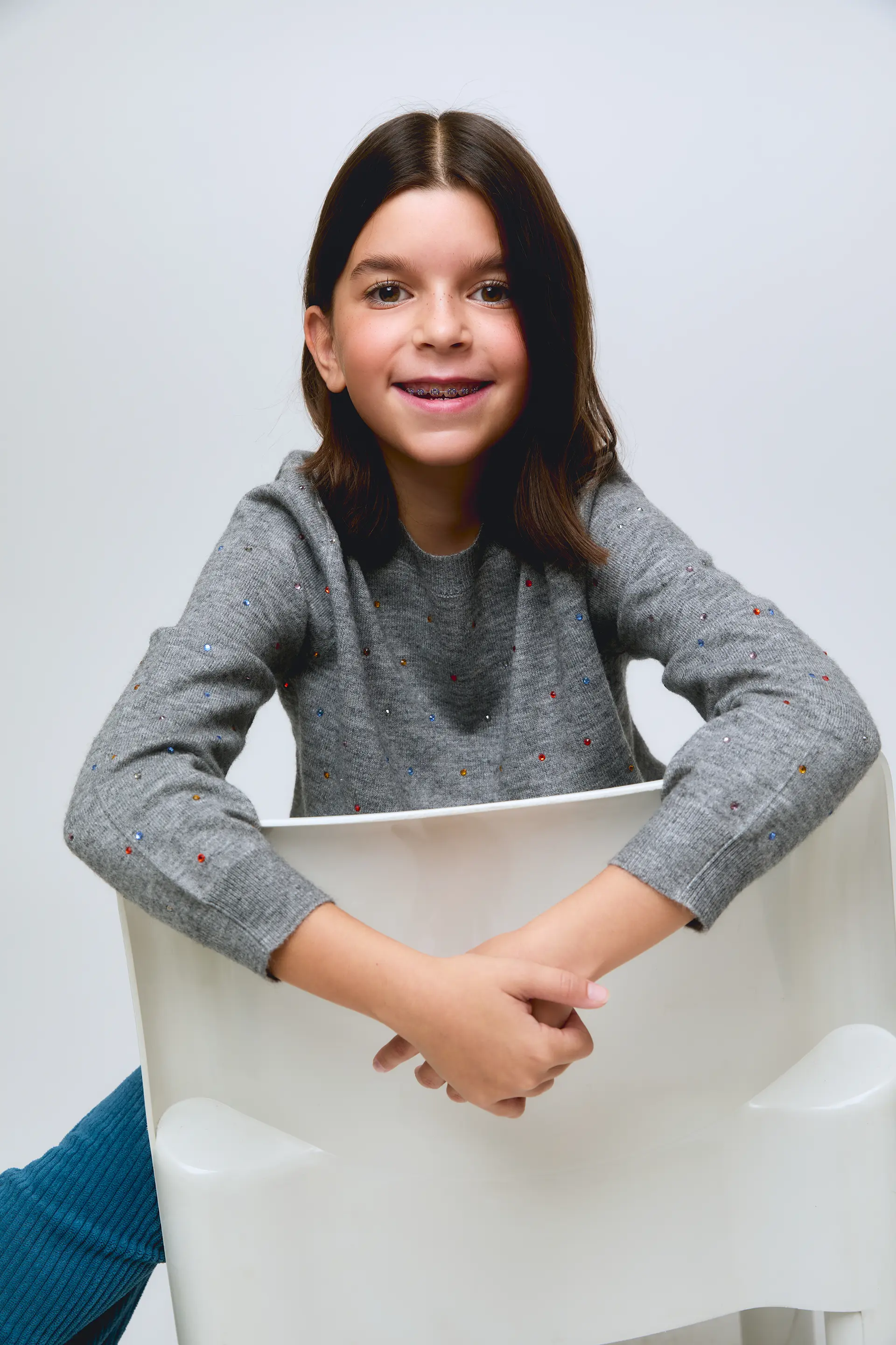 Jersey de niña de punto gris con pequeños apliques de brillos. - Image 4