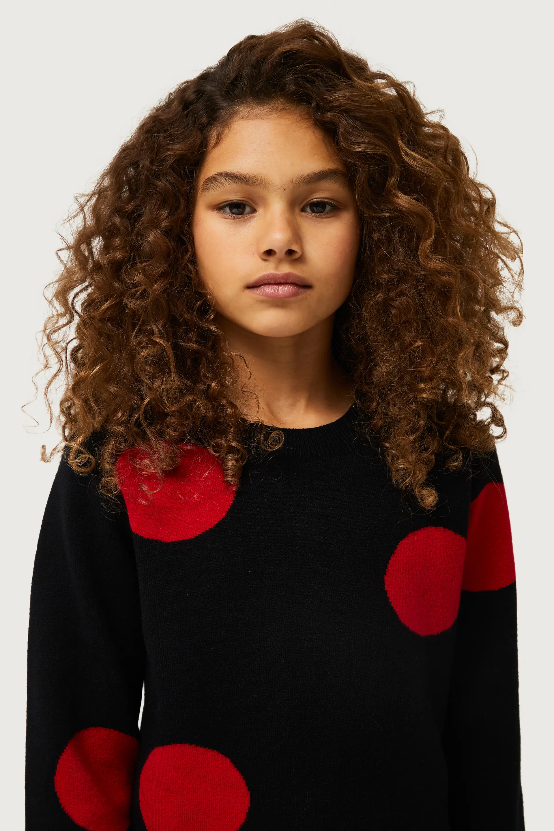 Jersey de niña de punto jacquard estampado de lunares rojos - Image 3
