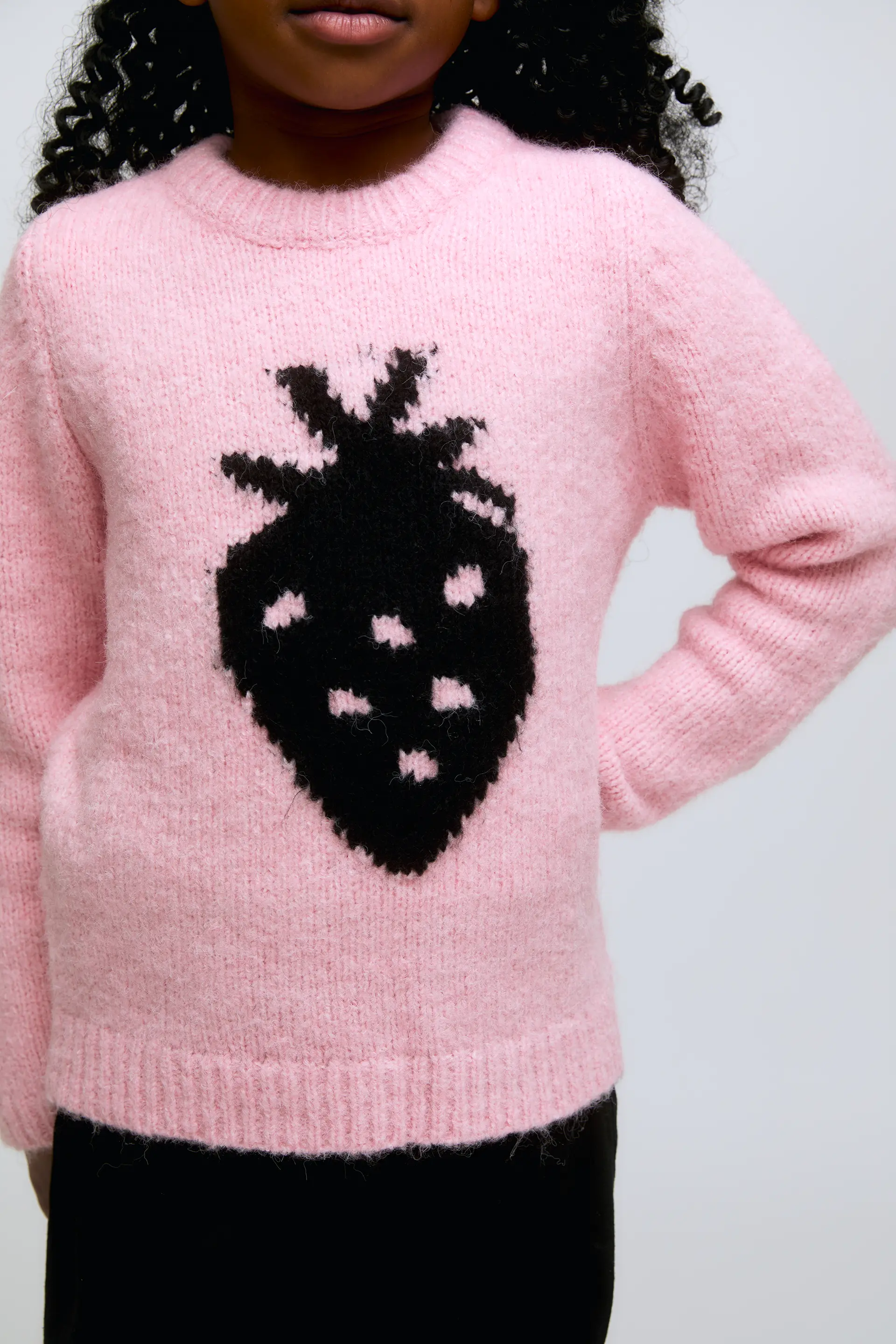 Jersey de niña de punto rosa con print de fresa - Image 3