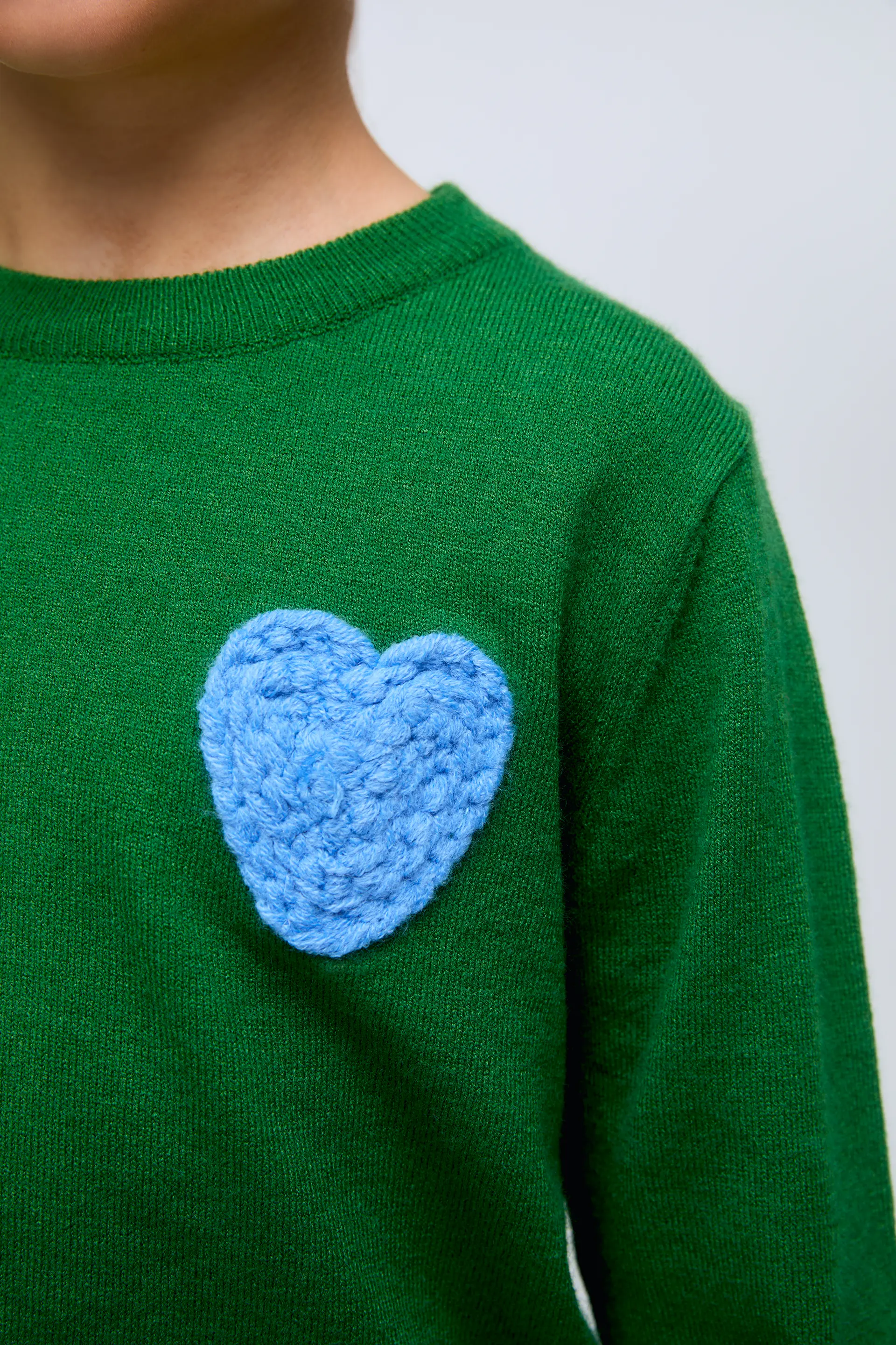 Jersey de niña de punto verde con bordado corazón azul - Image 3
