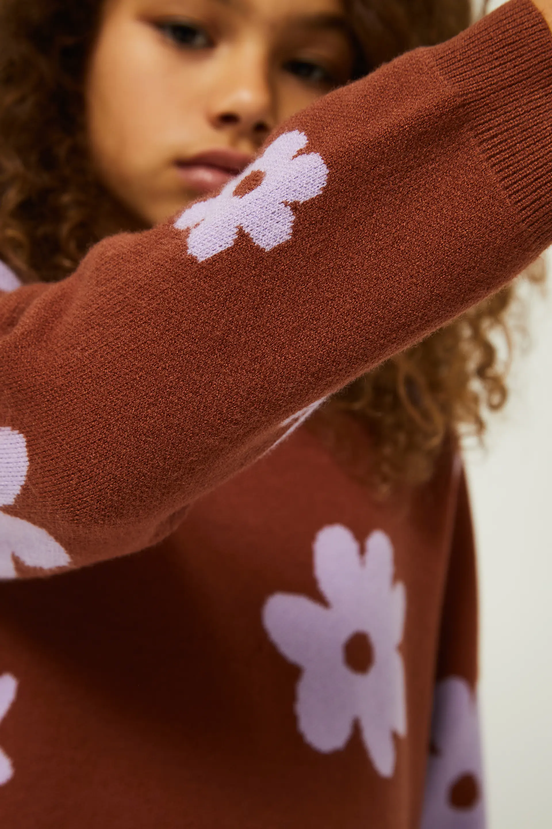 Jersey de niña estampado flores marrón - Image 3