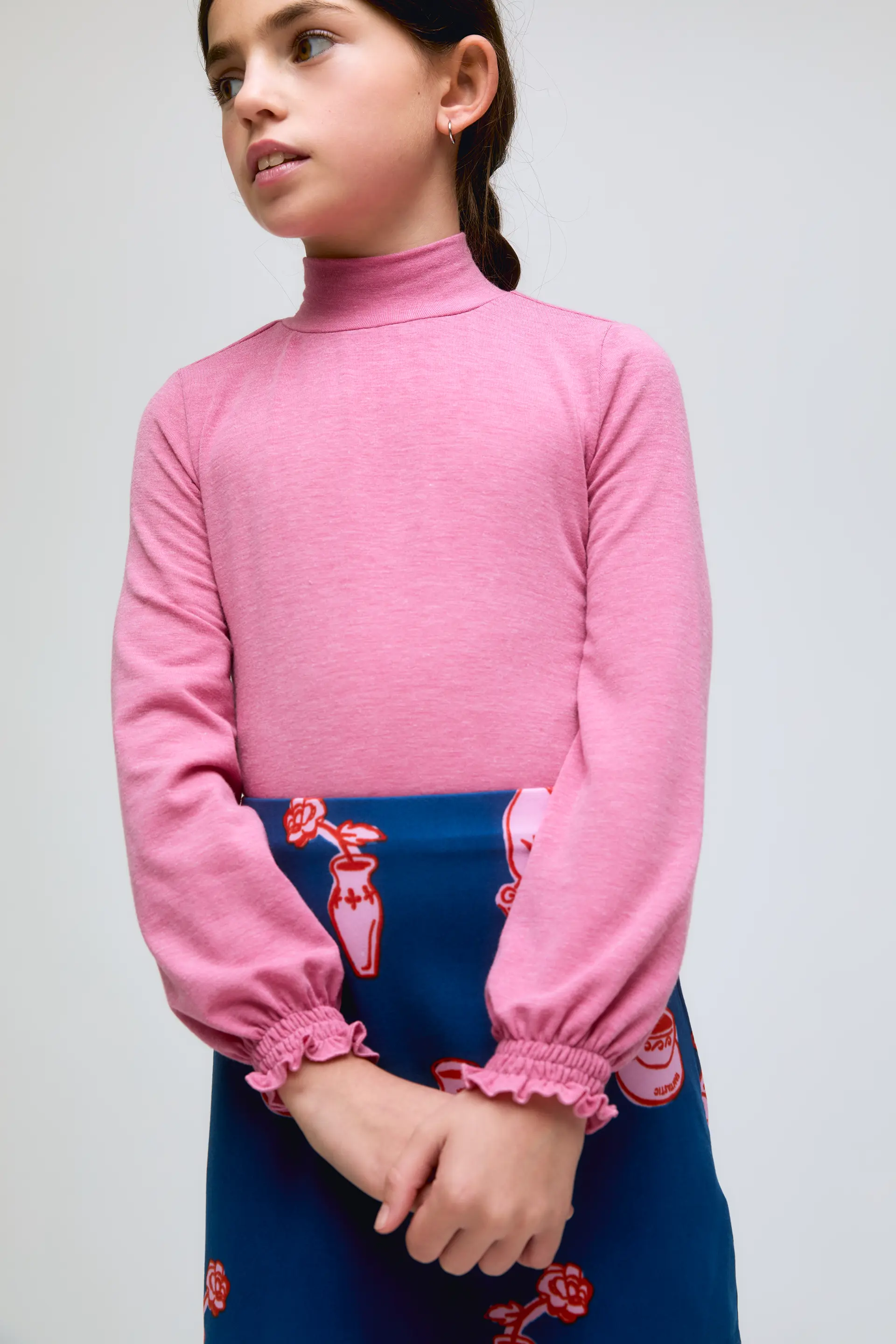 Jersey de niña rosa de cuello alto y puños fruncidos - Image 3