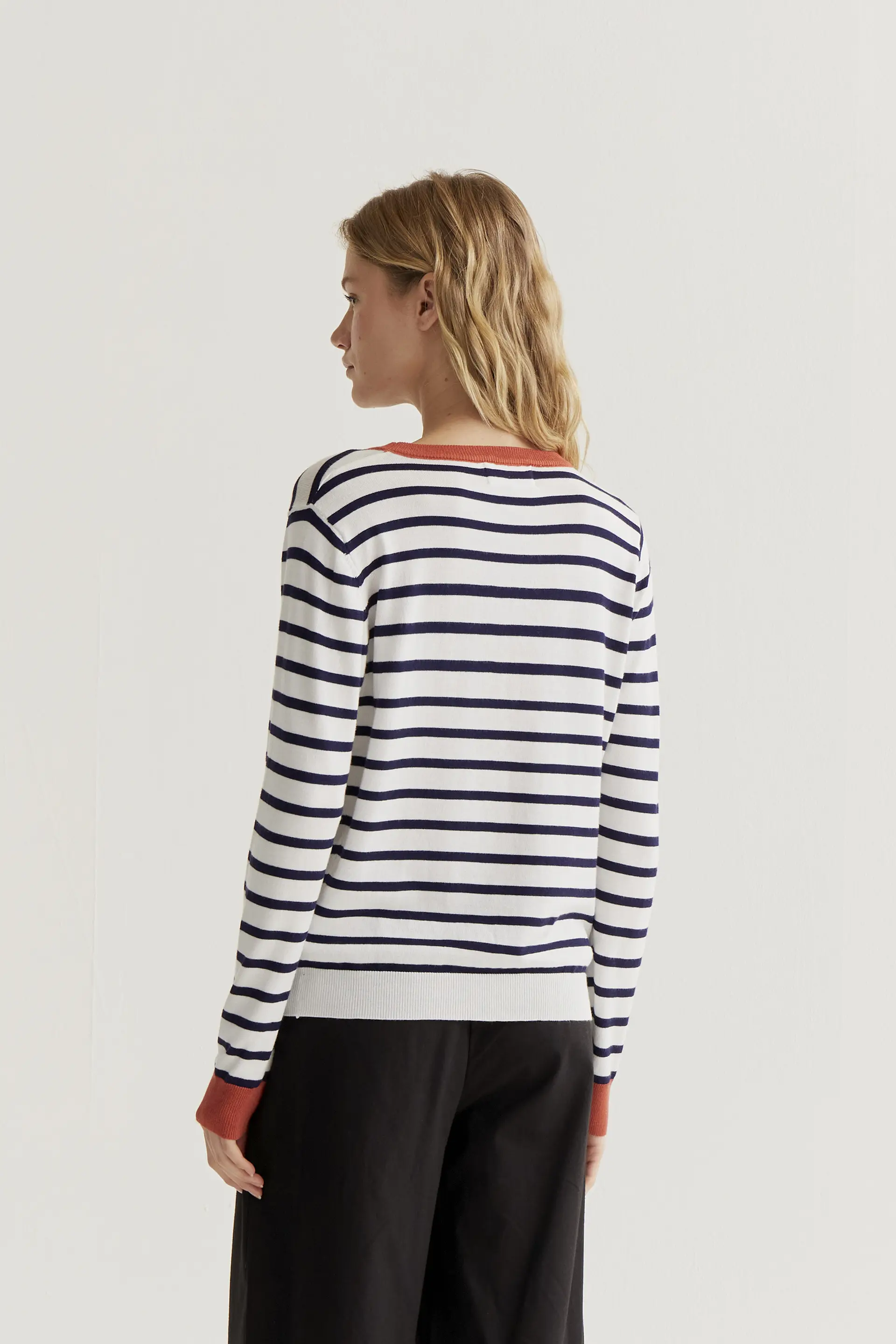 Jersey de punto con estampado de rayas blanco y azul marino - Image 3