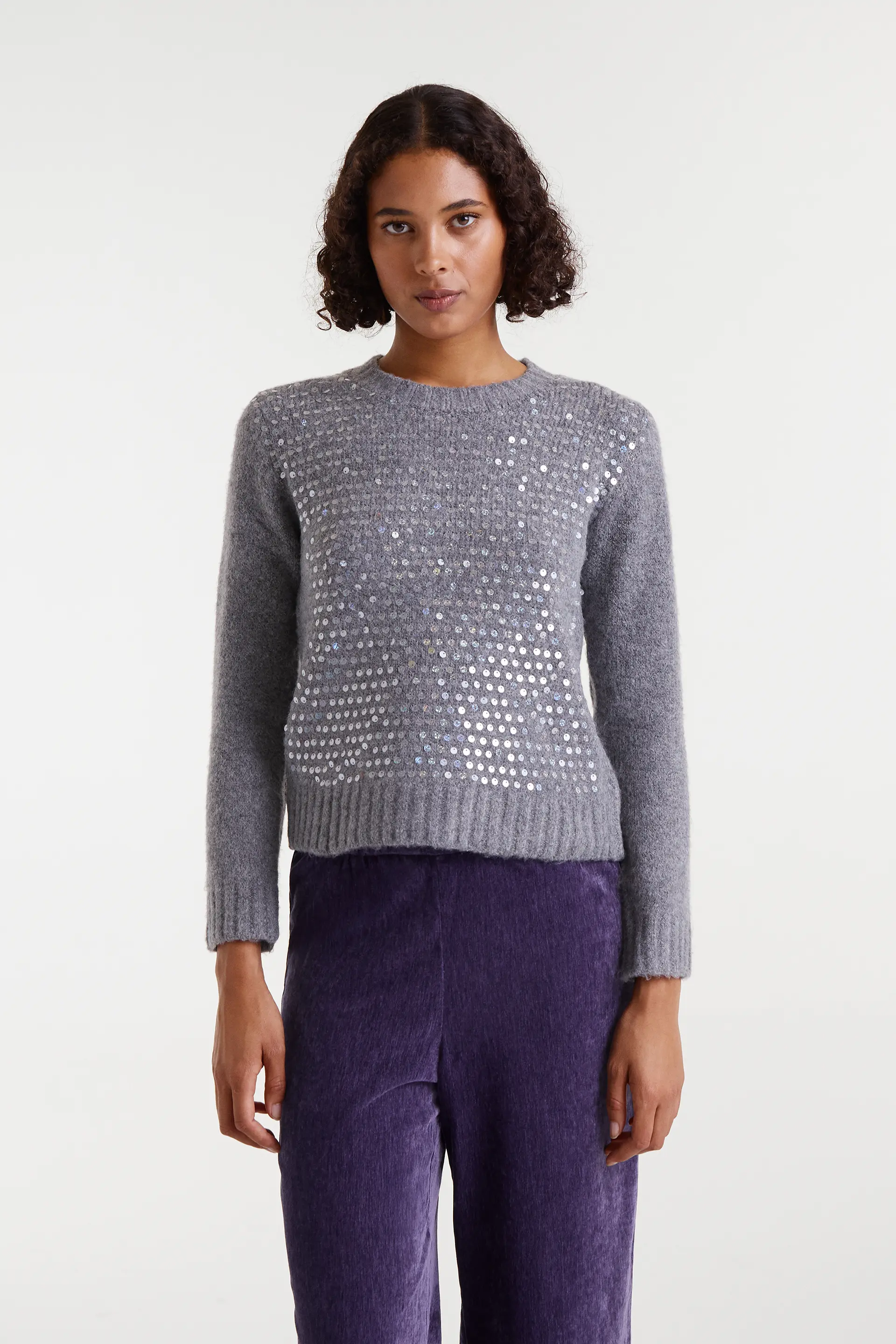 Jersey de punto gris con detalles en lentejuela