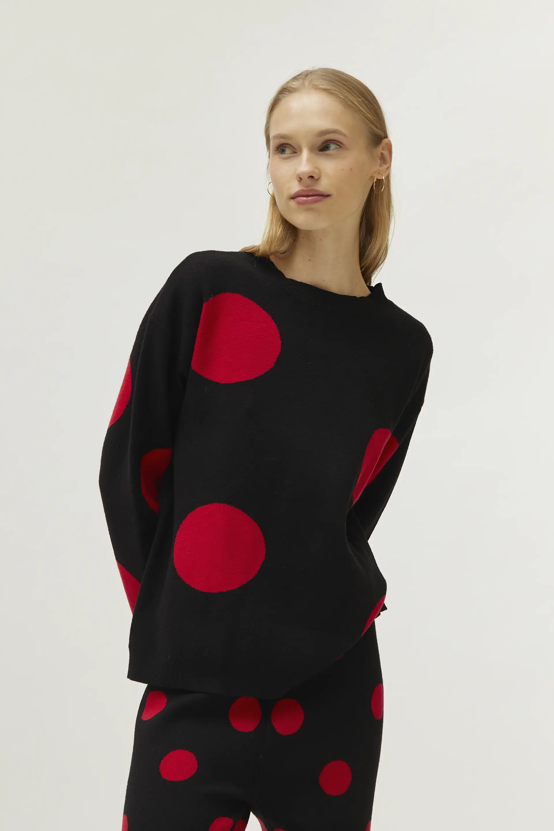 Jersey de punto jacquard estampado de lunares rojos - Image 3