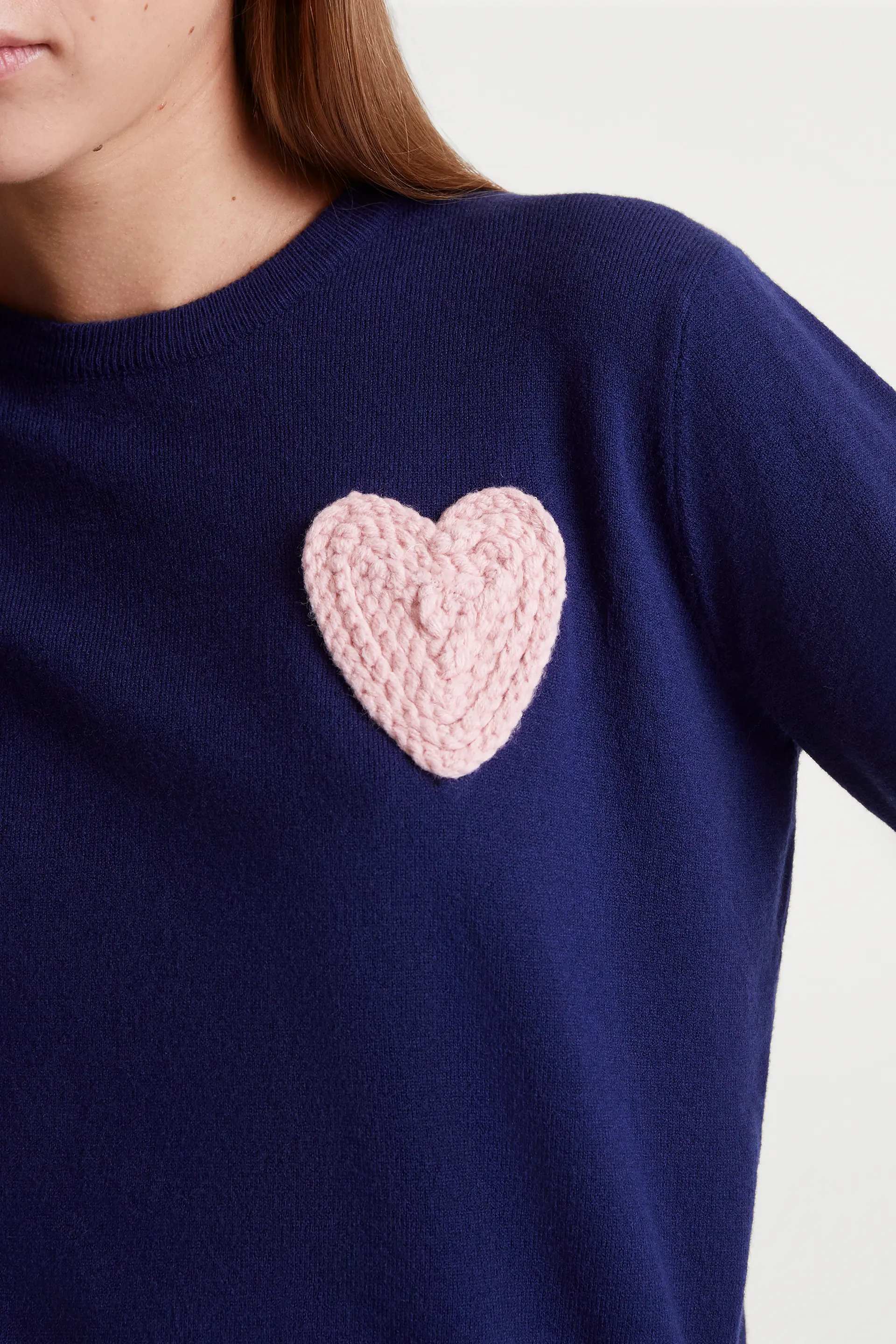 Jersey de punto navy blue con print de corazón - Image 4