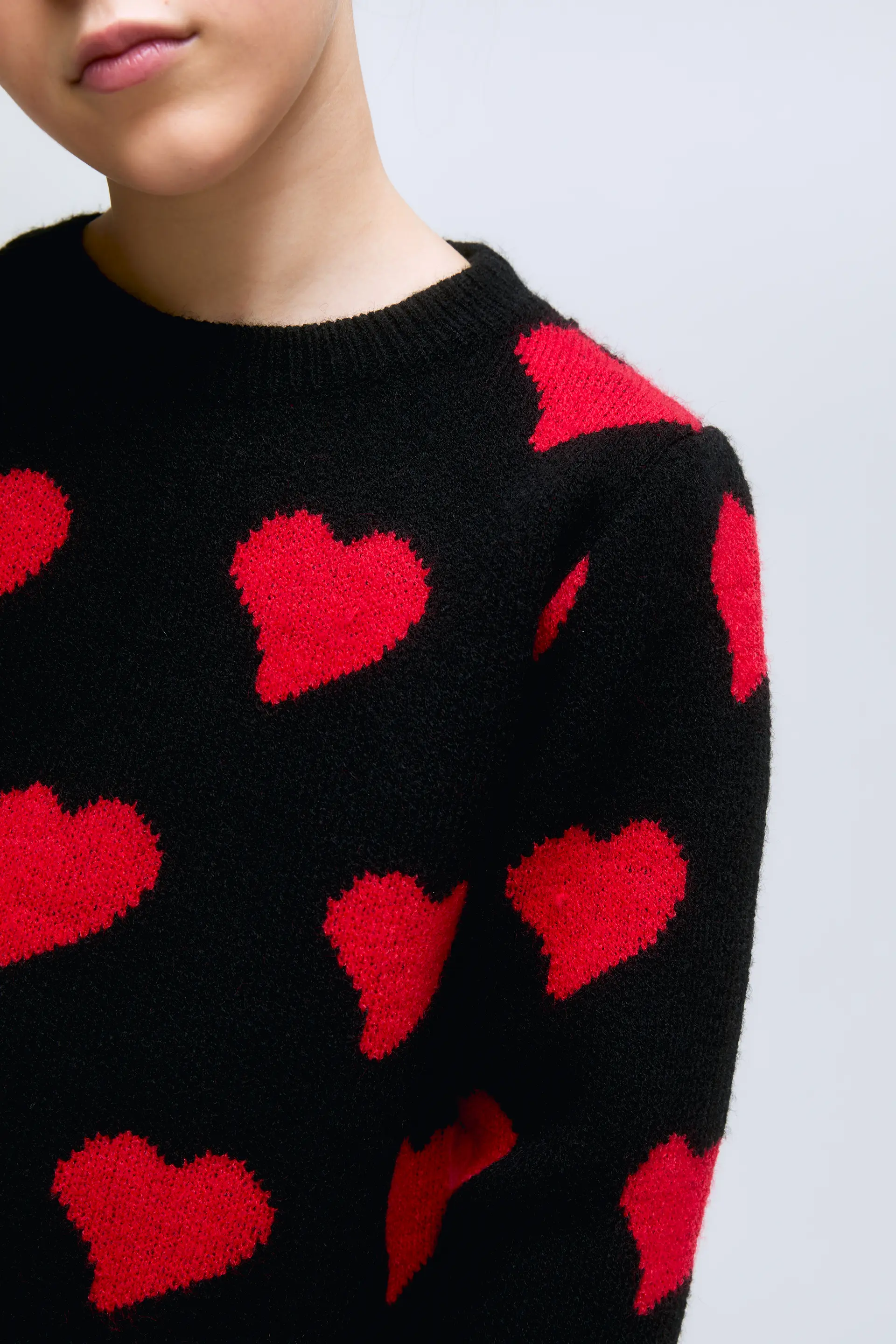Jersey negro de niña con estampado de corazones rojos Heart Attack - Image 3