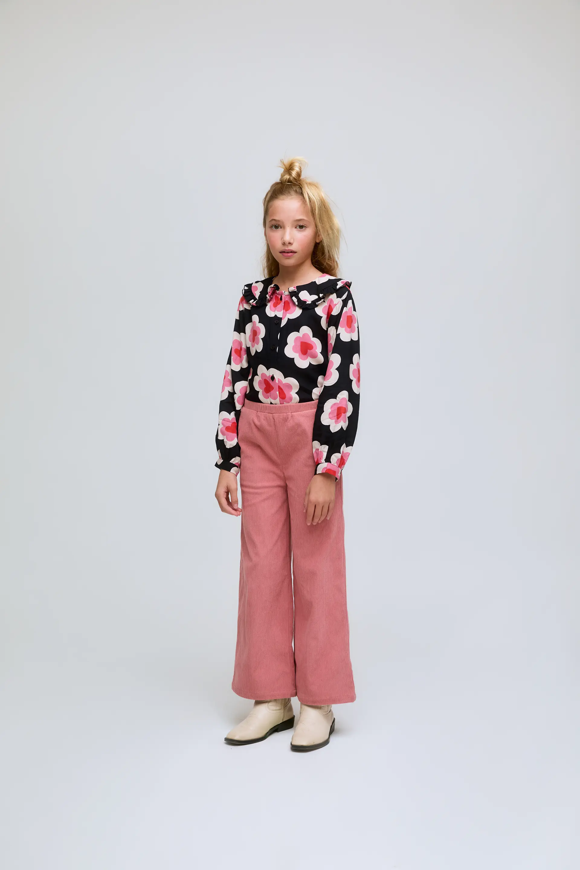 Pantalón de niña de corte recto de pana rosa