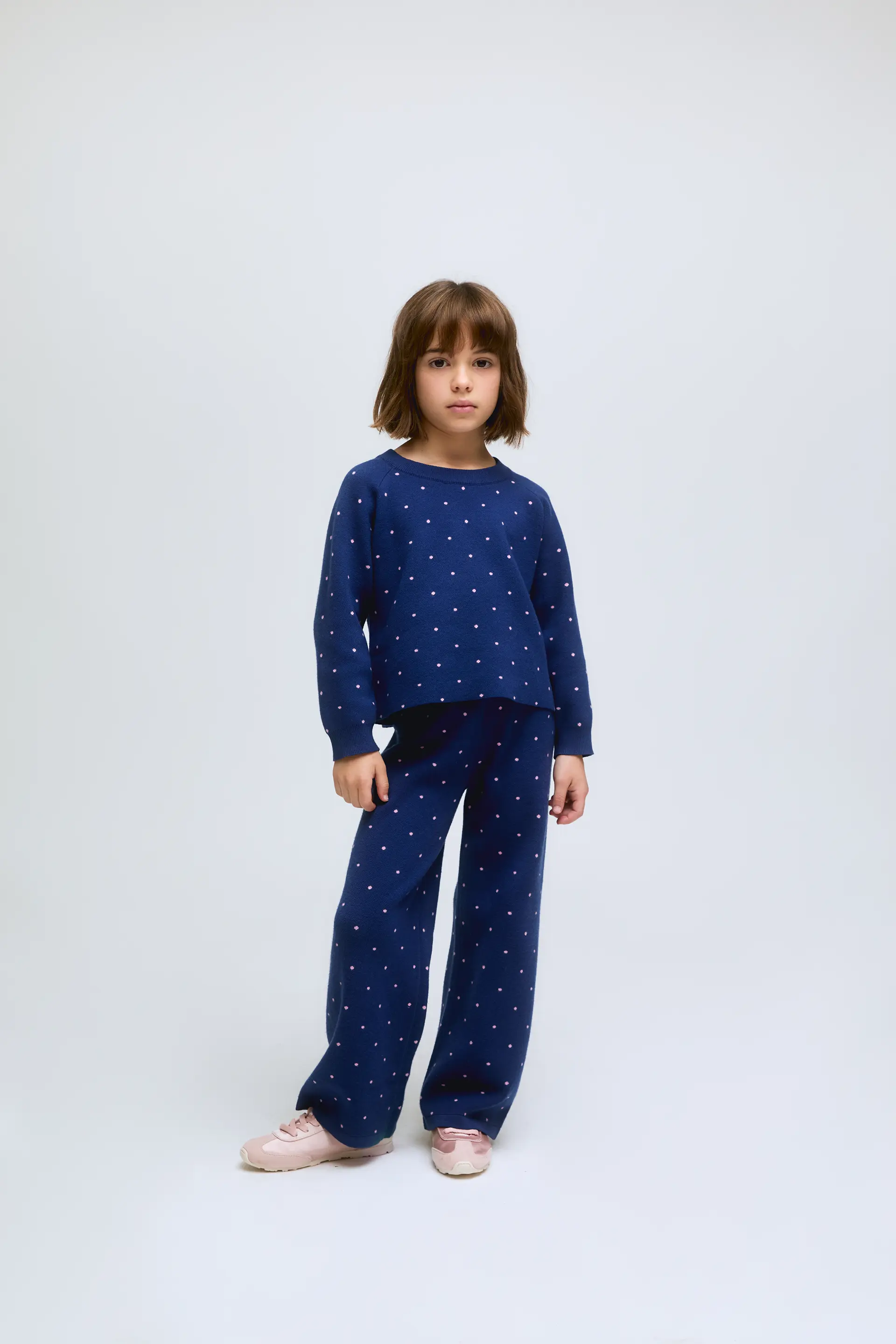 Pantalón de niña de punto azul marino con lunares rosas