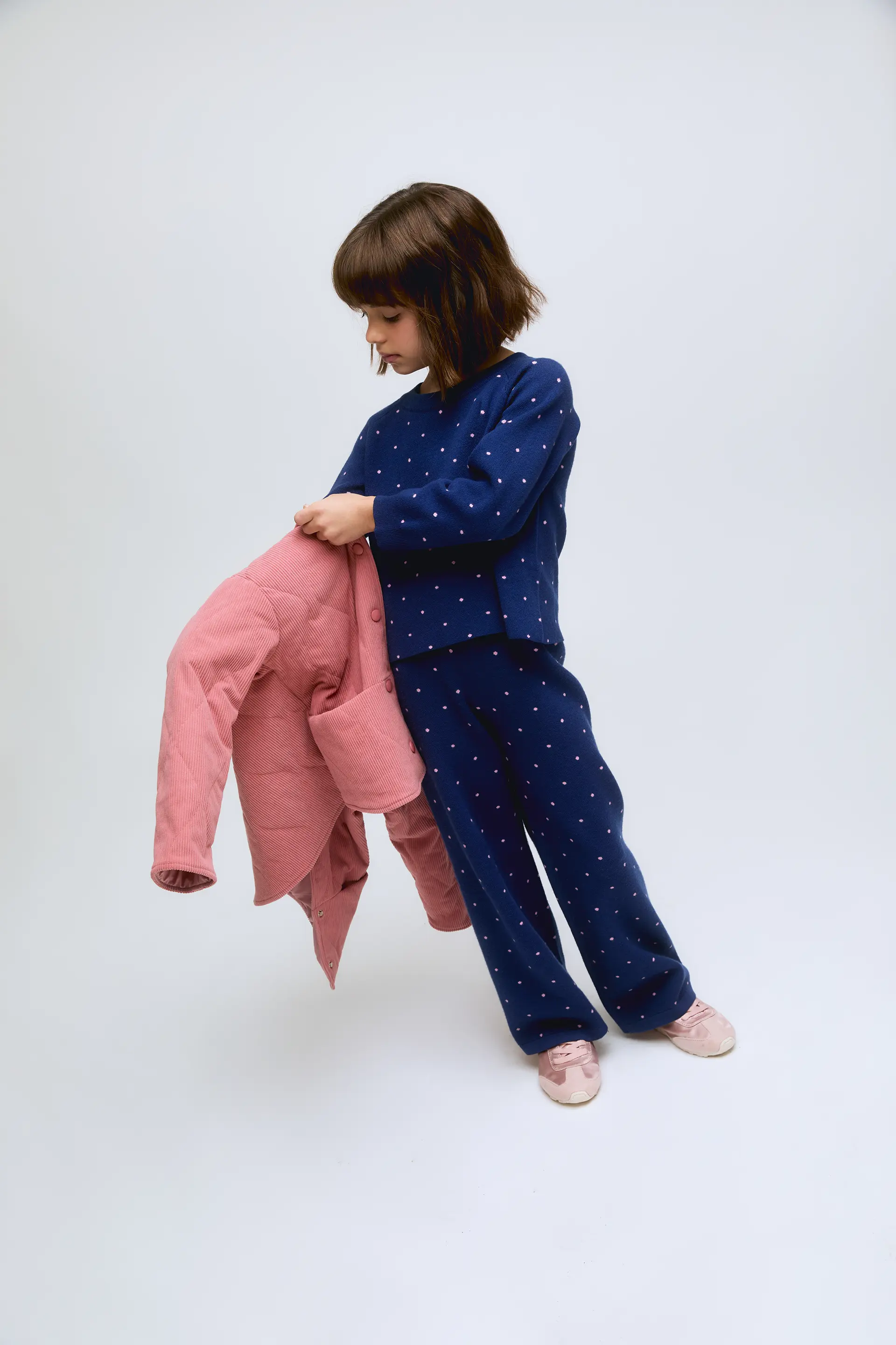 Pantalón de niña de punto azul marino con lunares rosas - Image 4
