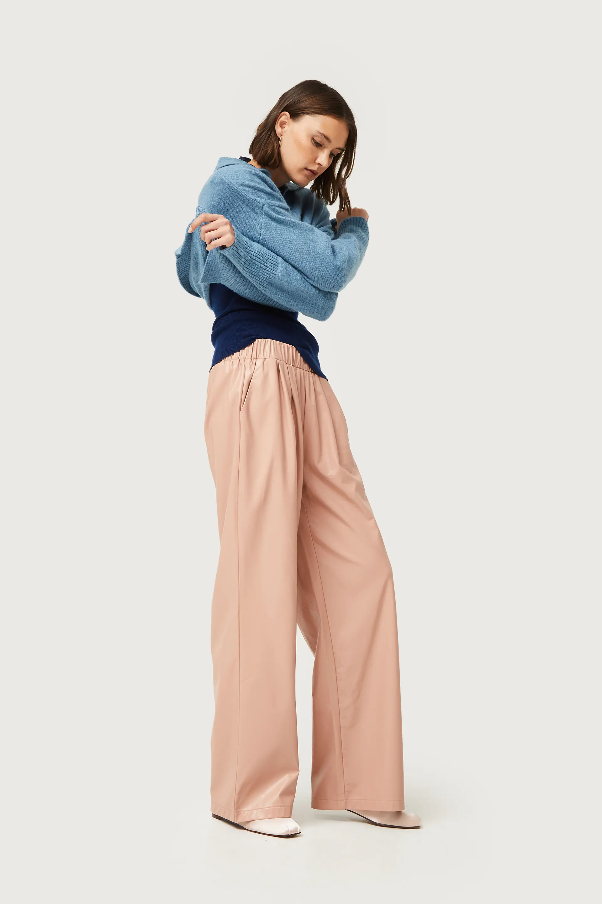 Pantalón de piel sintética beige - Image 3