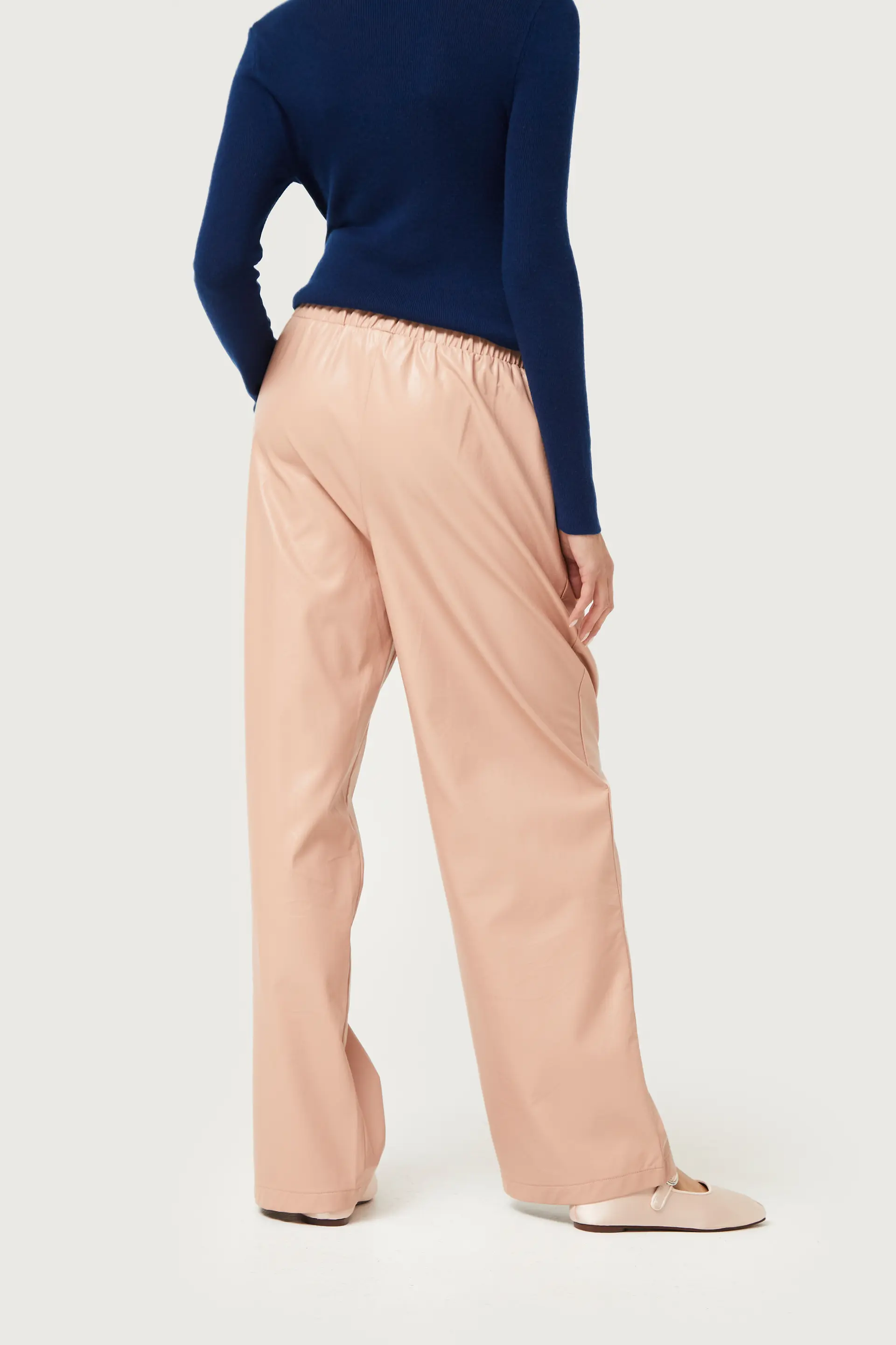 Pantalón de piel sintética beige - Image 6