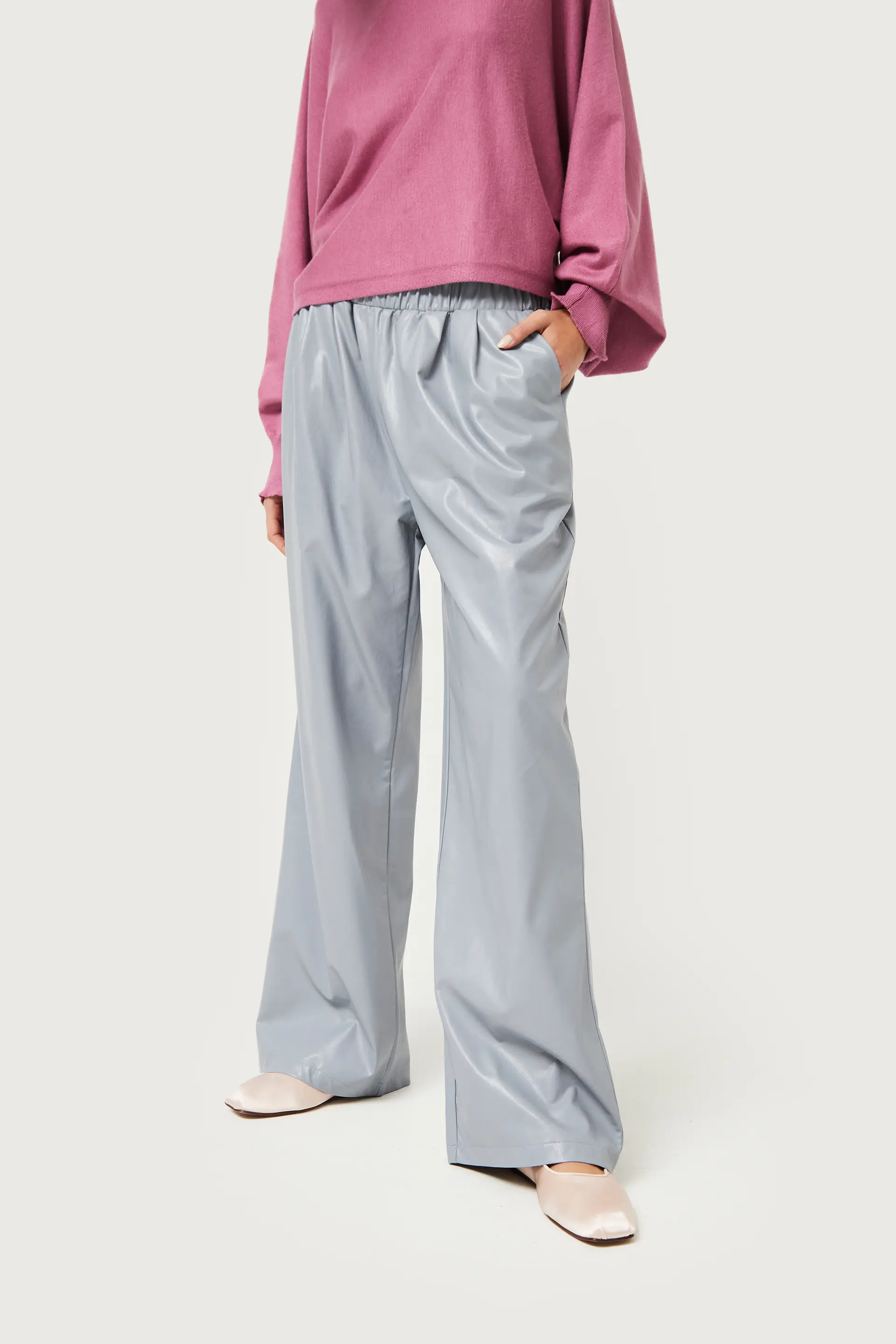 Pantalón de piel sintética gris - Image 4