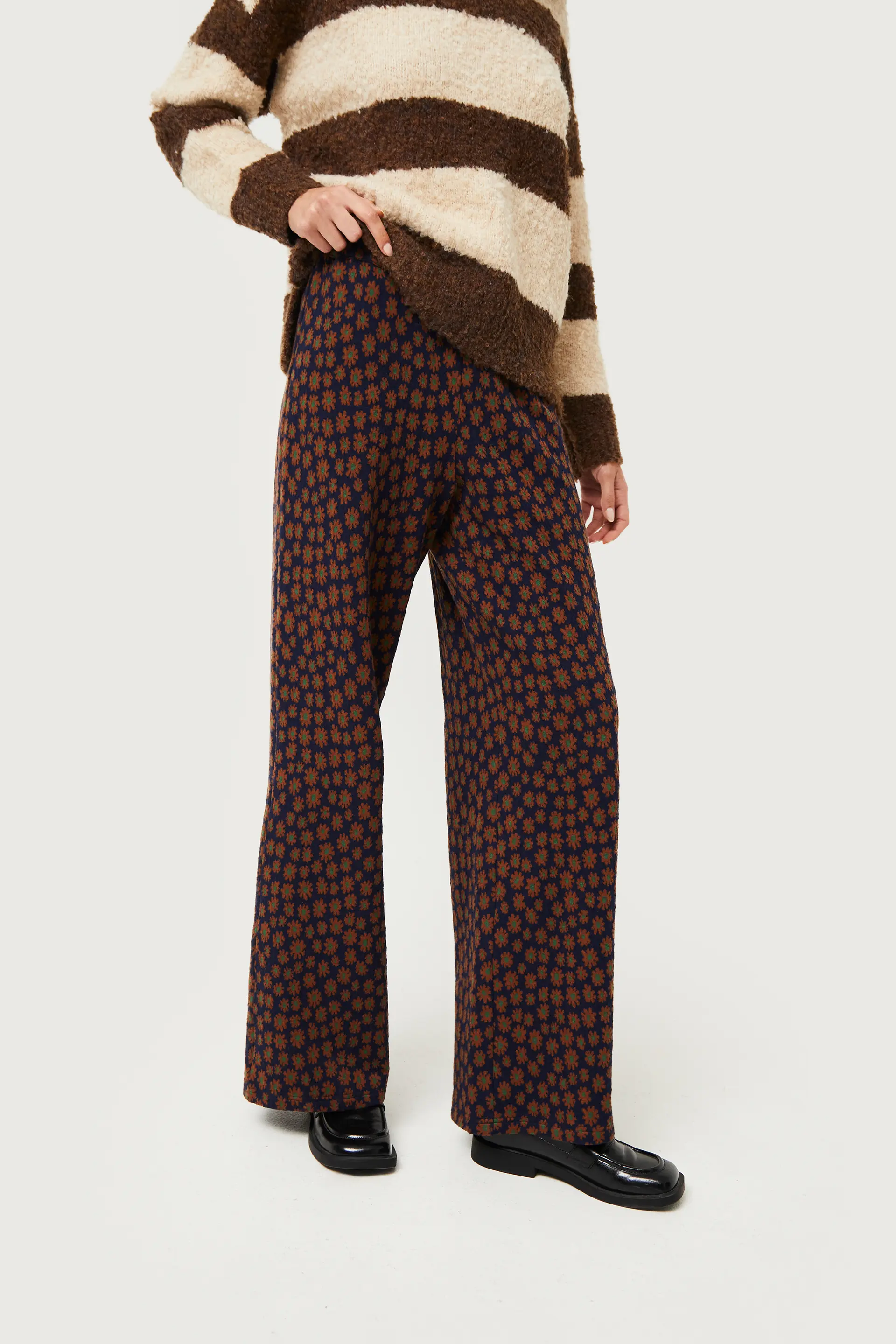 Pantalón de punto jacquard con estampado floral azul - Image 4