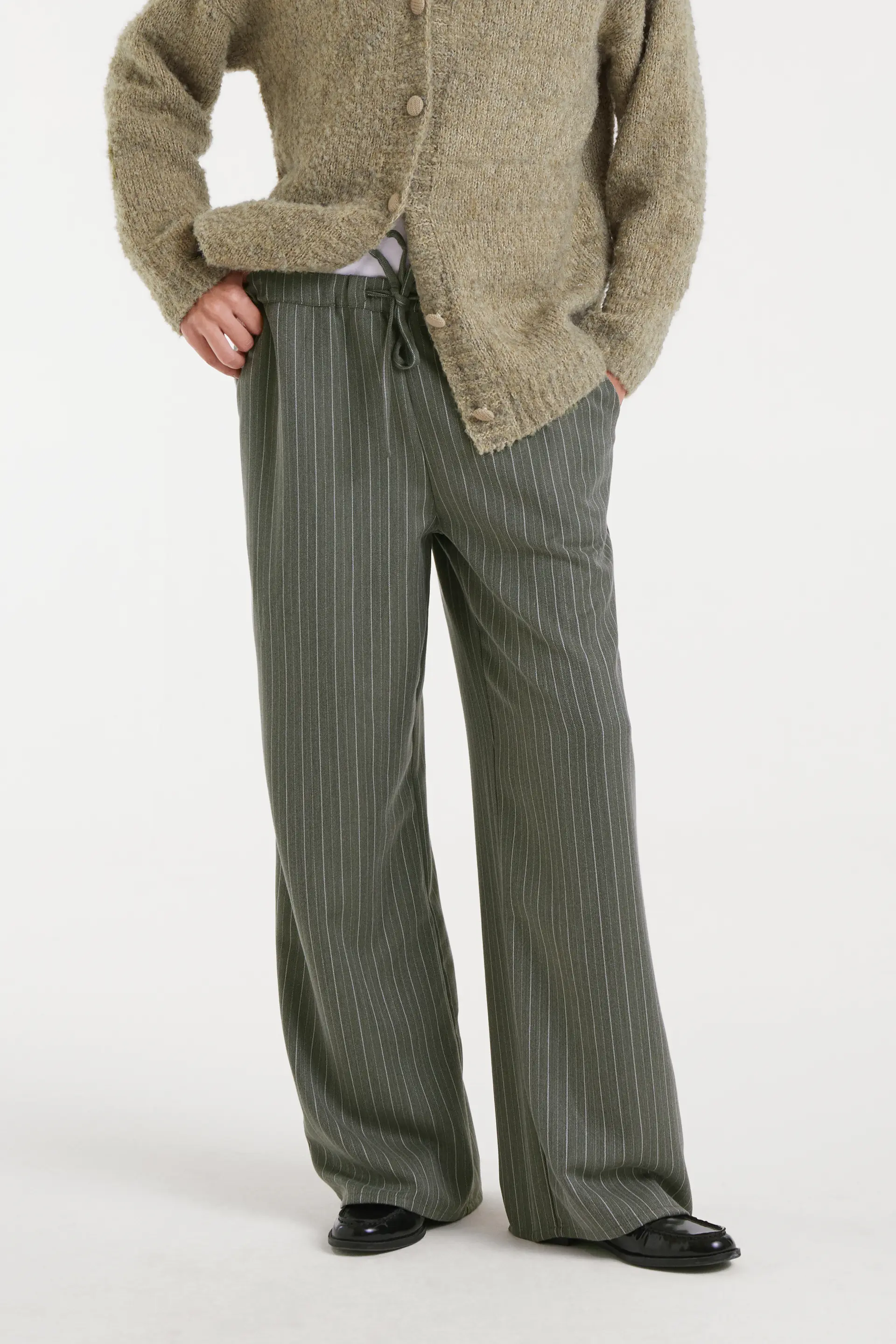 Pantalón de raya diplomática verde grisáceo