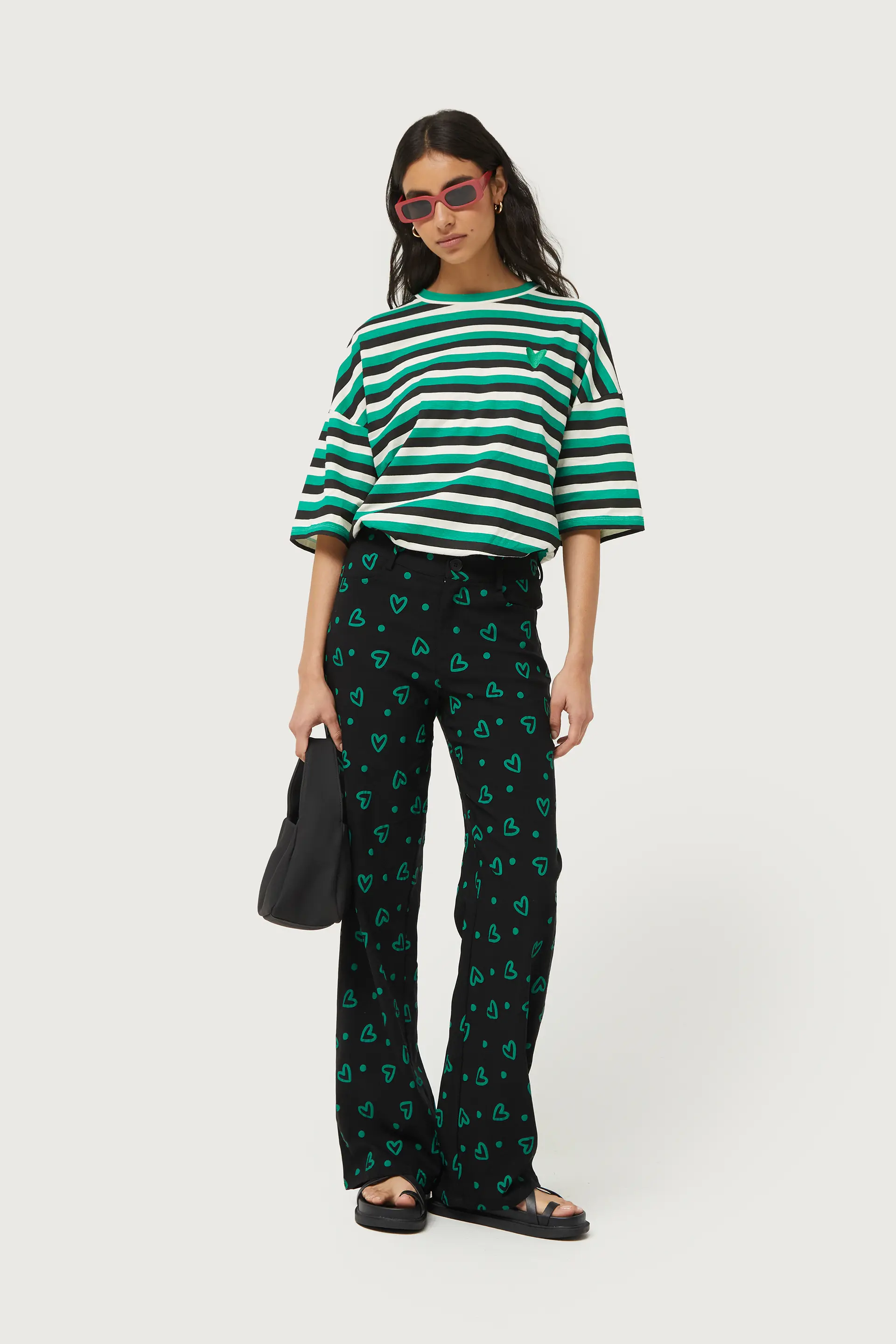 Pantalón recto con estampado de corazones verdes - Image 3