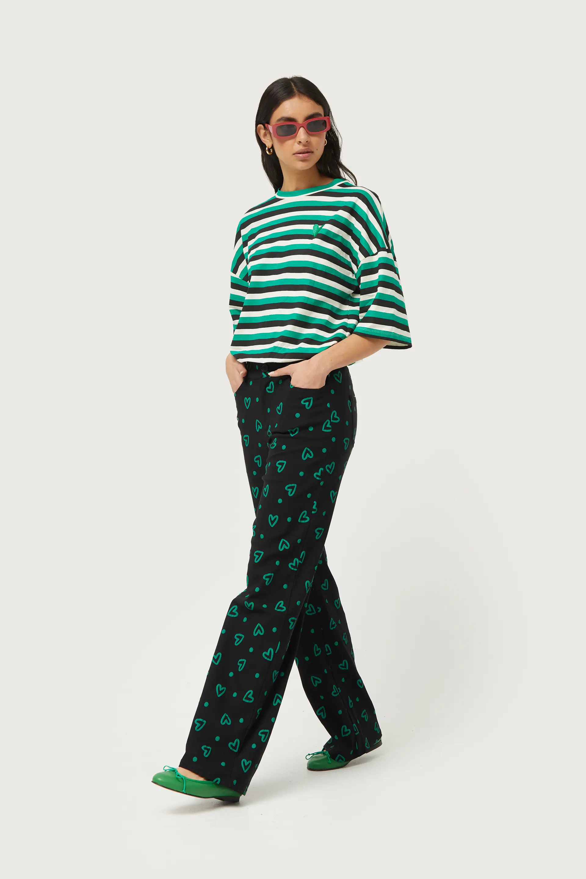 Pantalón recto con estampado de corazones verdes - Image 6
