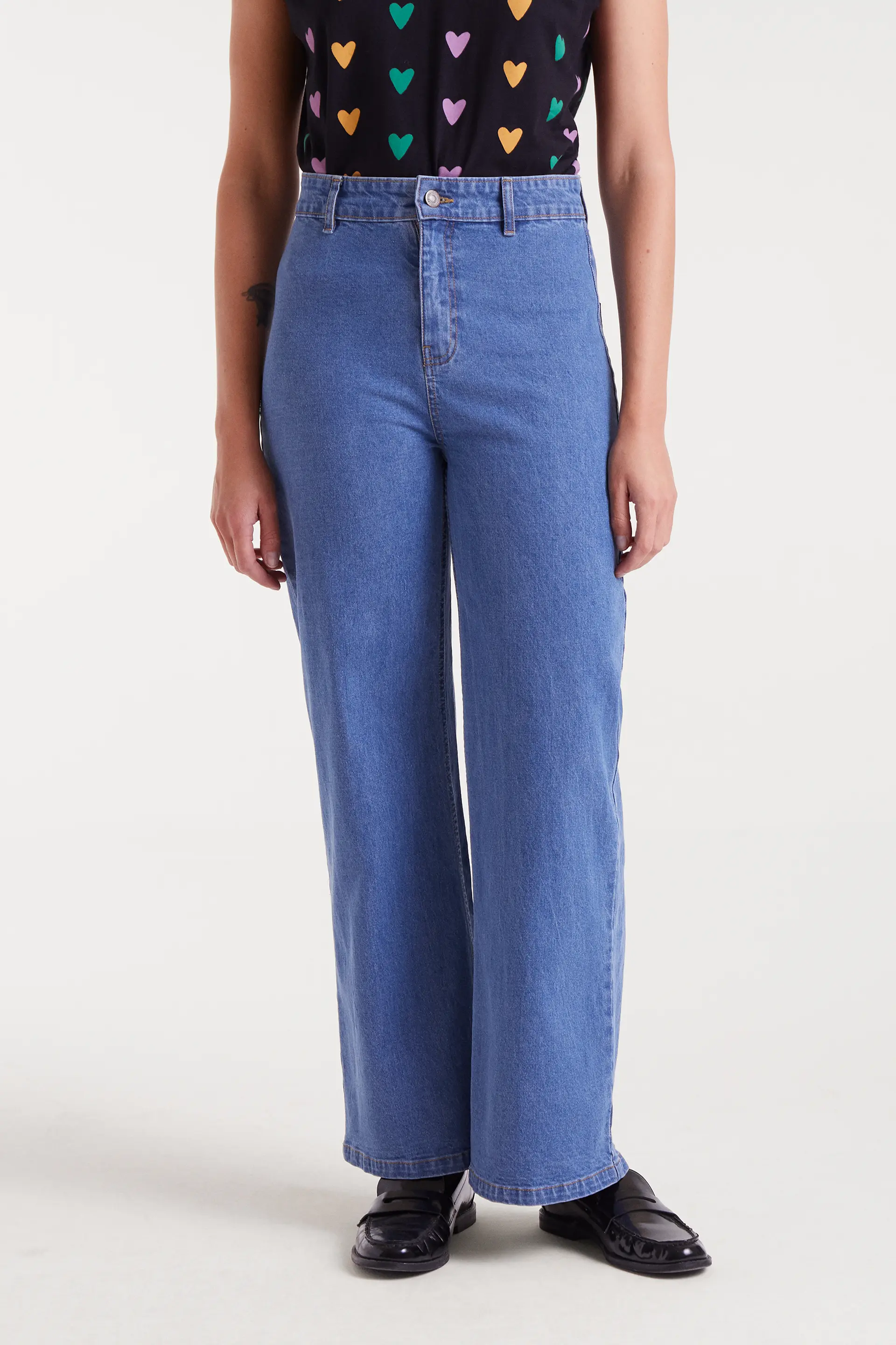 Pantalón vaquero azul con bordado de corazón