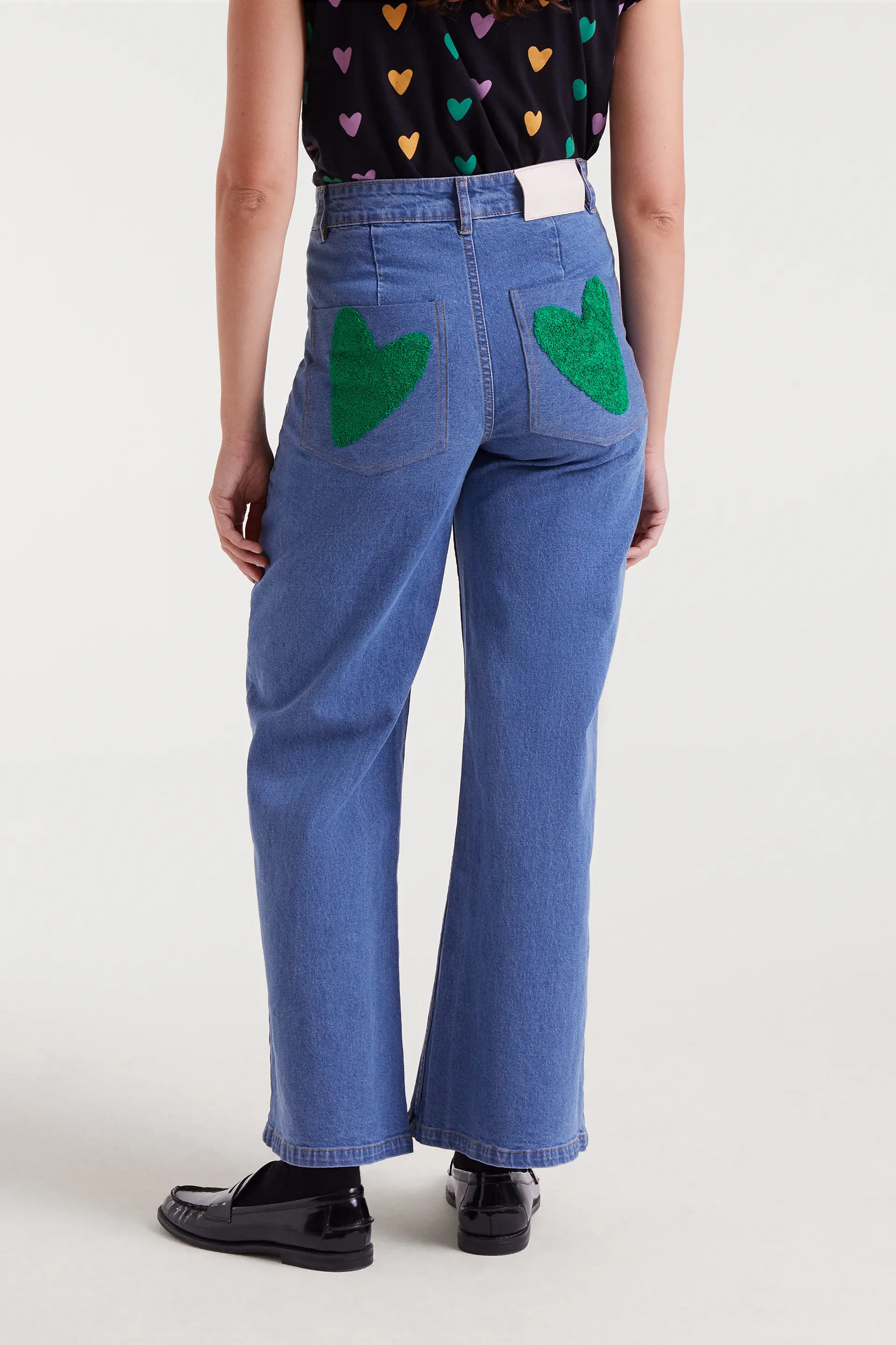 Pantalón vaquero azul con bordado de corazón - Image 3
