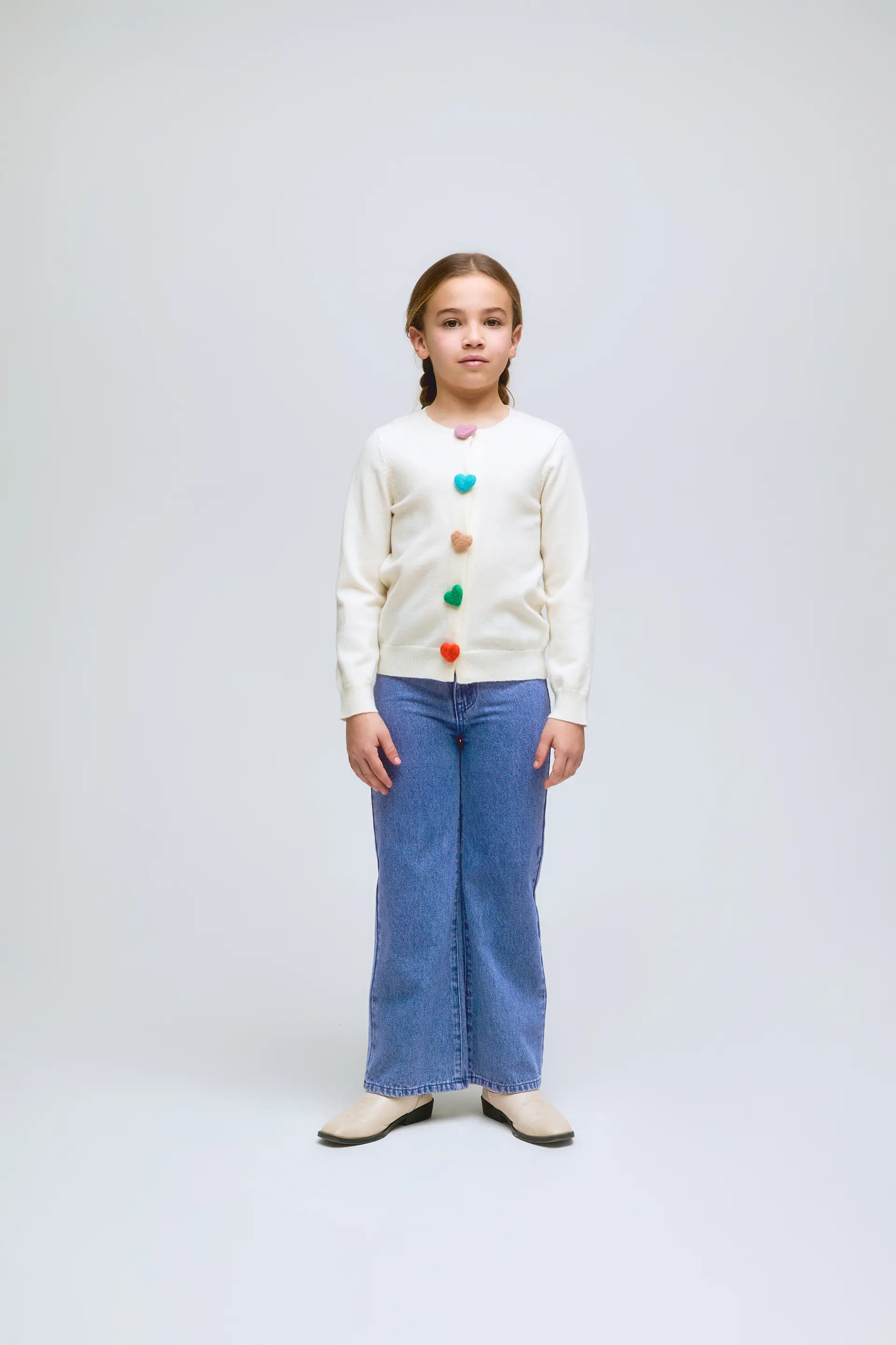 Pantalón vaquero azul de niña con detalle de corazón en bolsillos