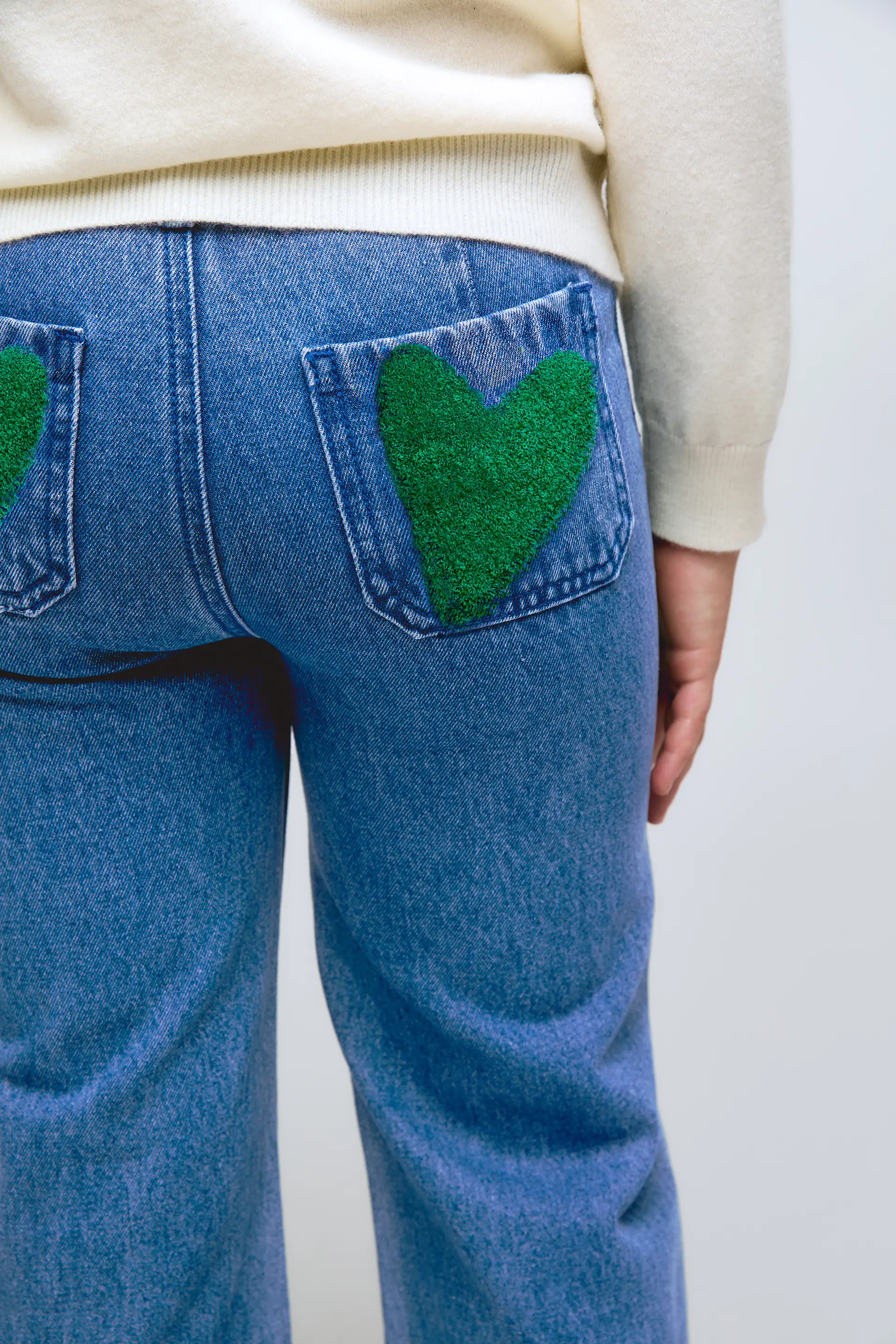 Pantalón vaquero azul de niña con detalle de corazón en bolsillos - Image 3
