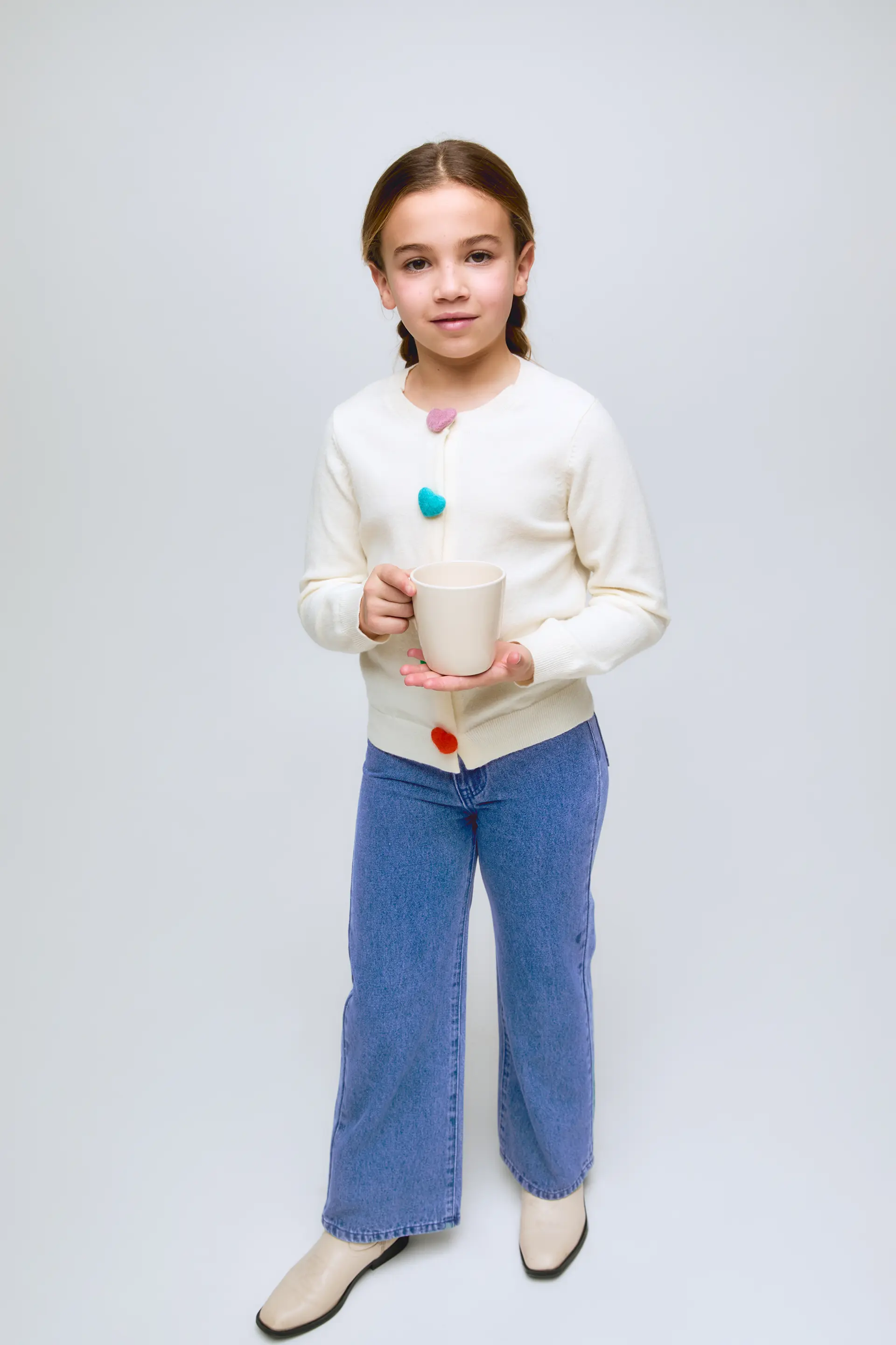 Pantalón vaquero azul de niña con detalle de corazón en bolsillos - Image 4