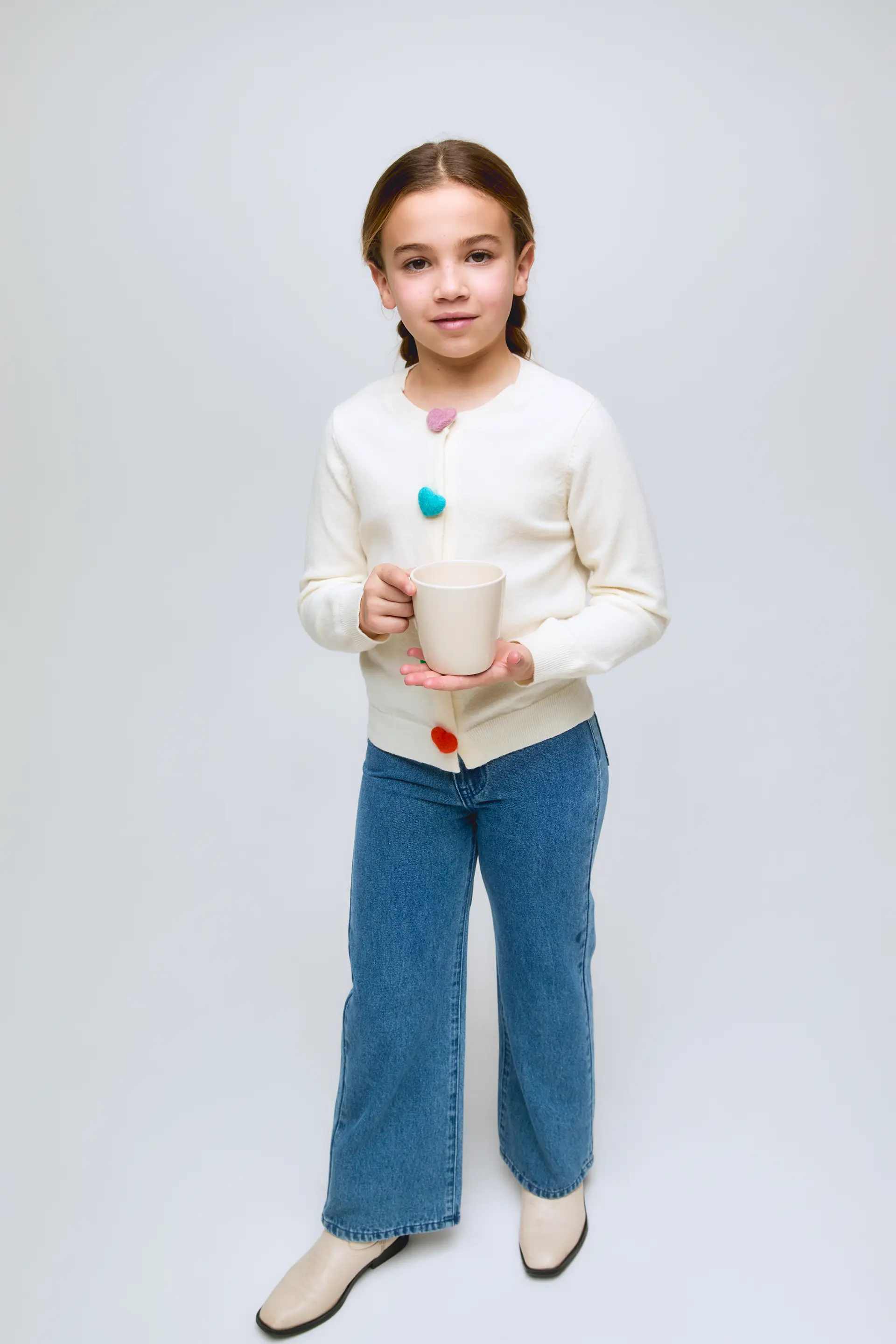 Pantalón vaquero azul de niña con detalle de corazón en bolsillos - Image 5