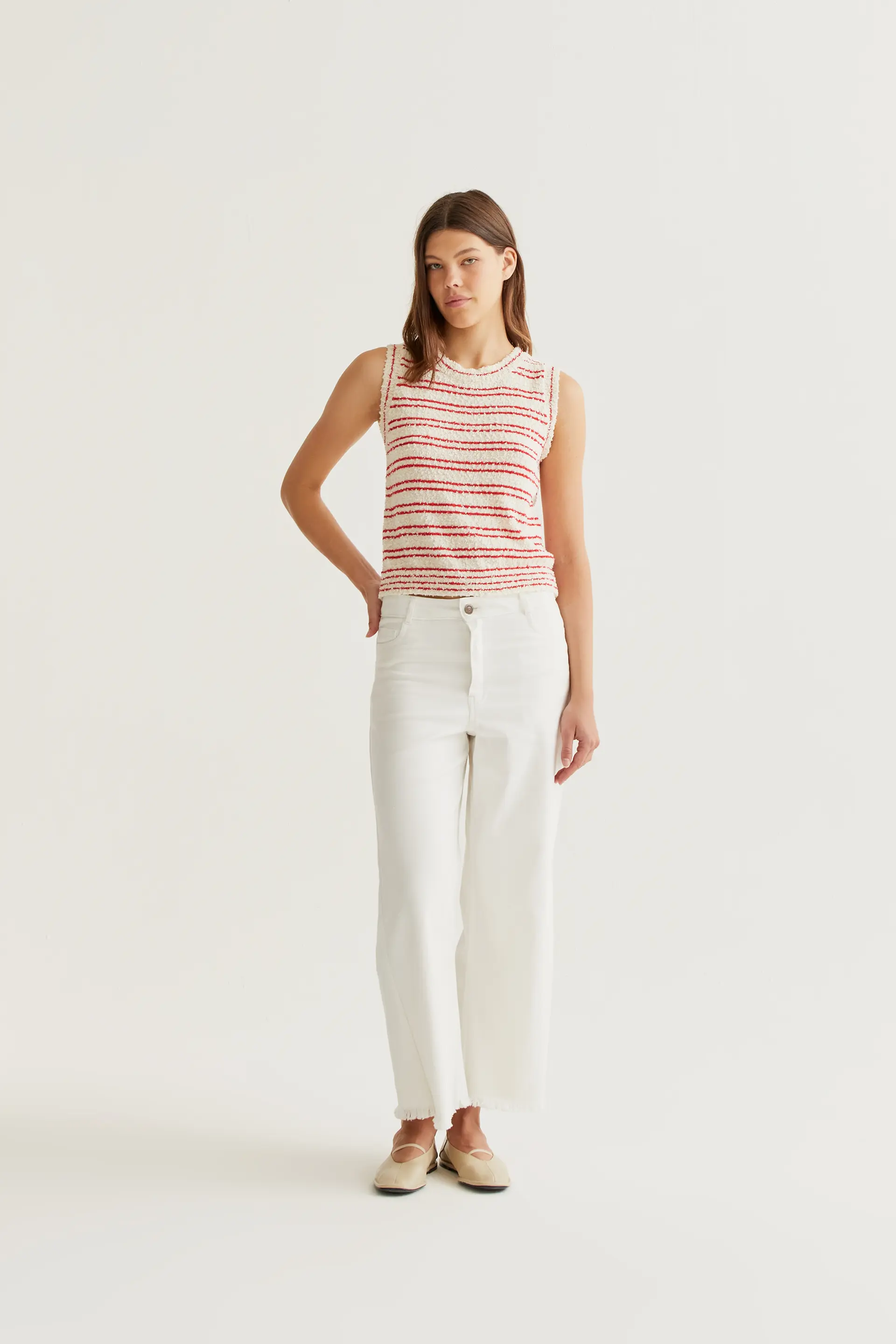 Pantalón vaquero blanco con con bajo raw-cut - Image 5
