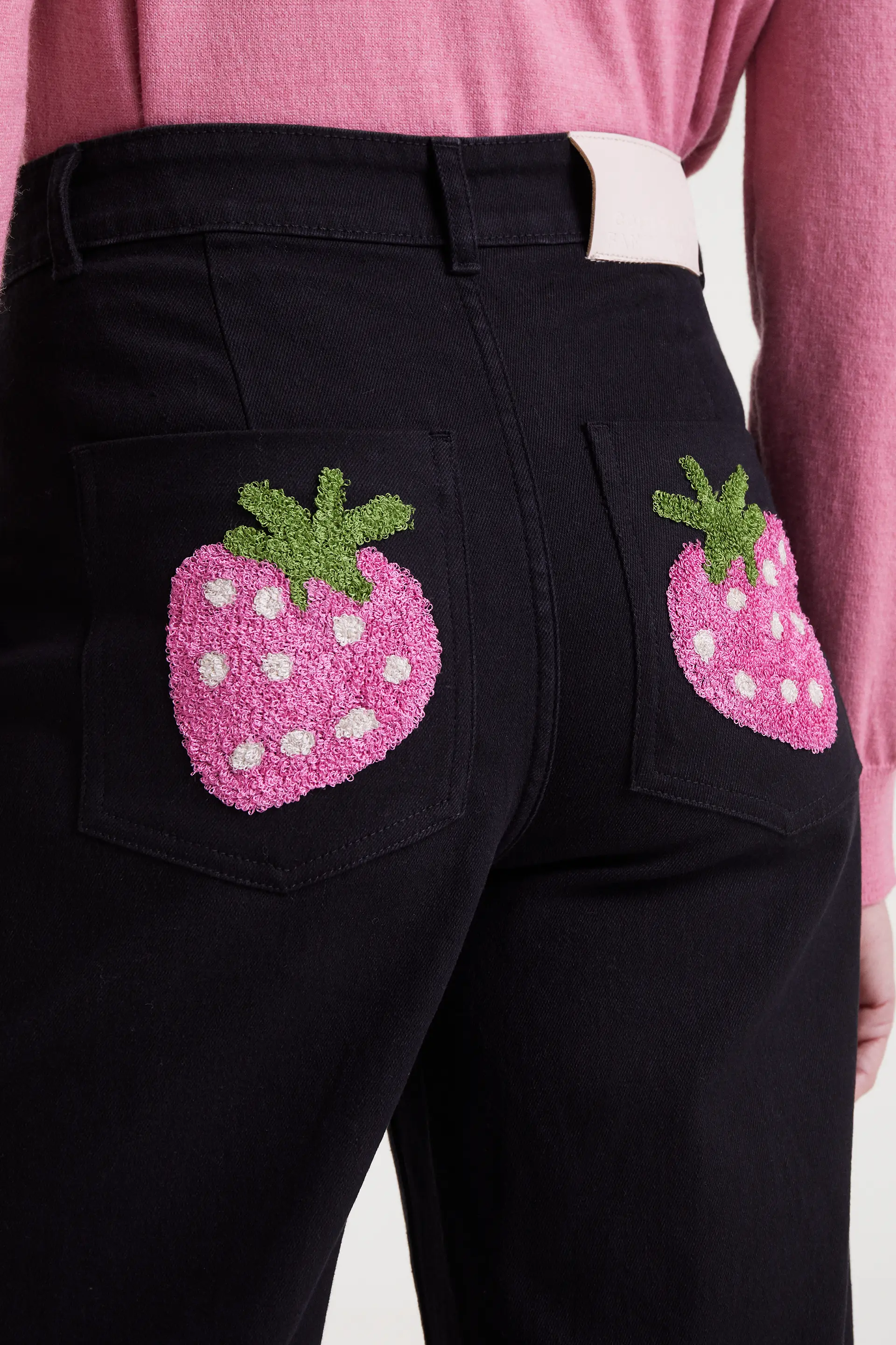 Pantalón vaquero negro con bordado de fresa - Image 4