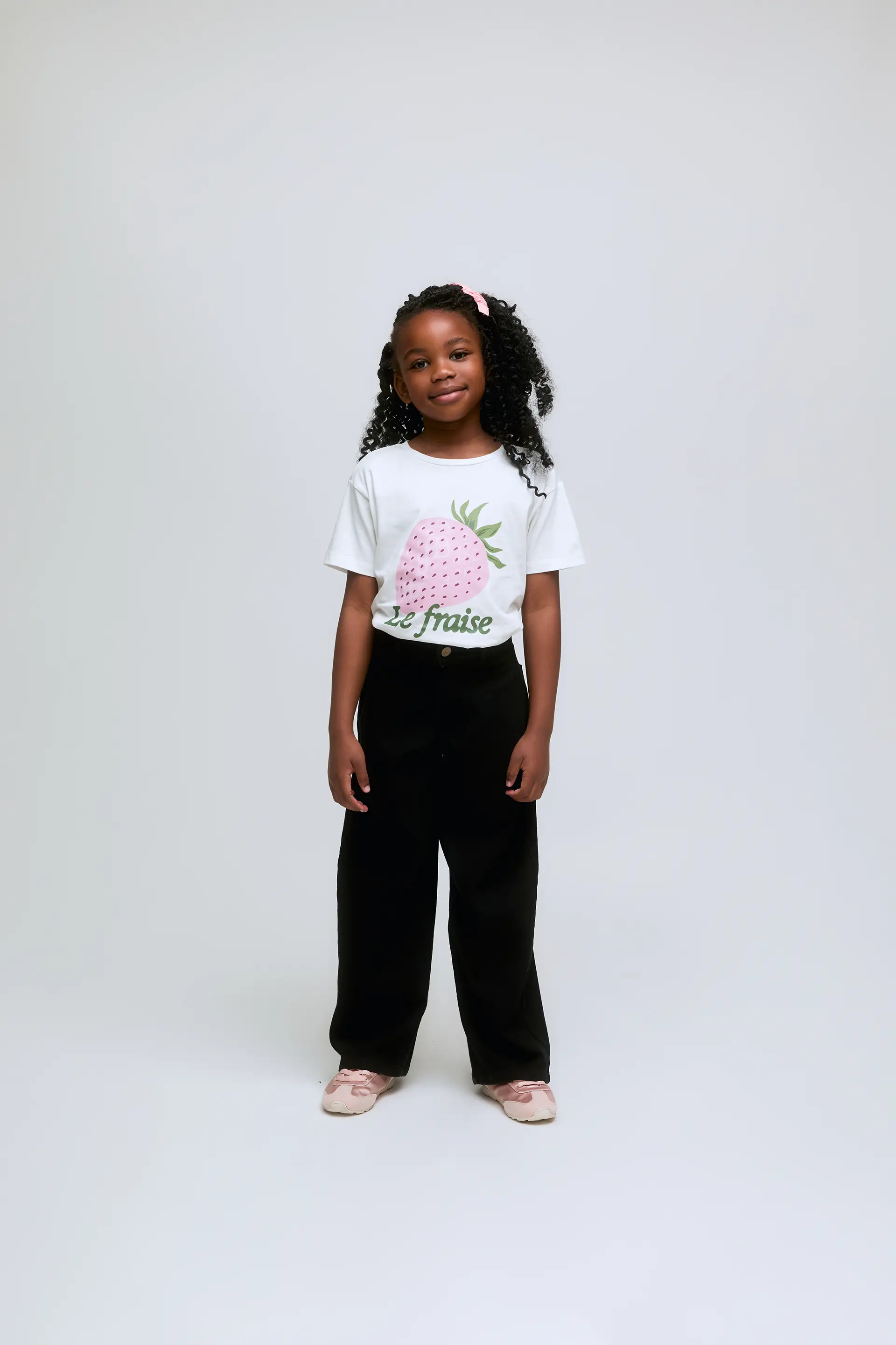 Pantalón vaquero negro de niña con detalle de fresa en bolsillos