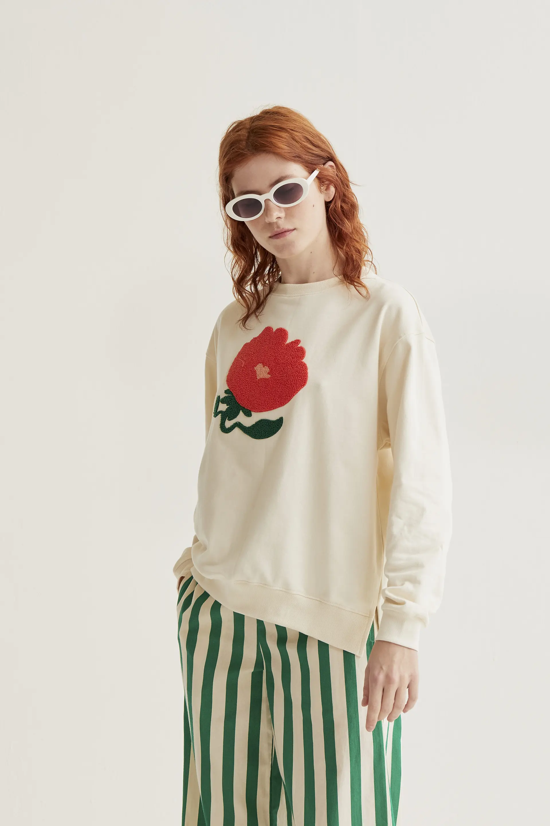Sudadera con bordado de flor gigante roja