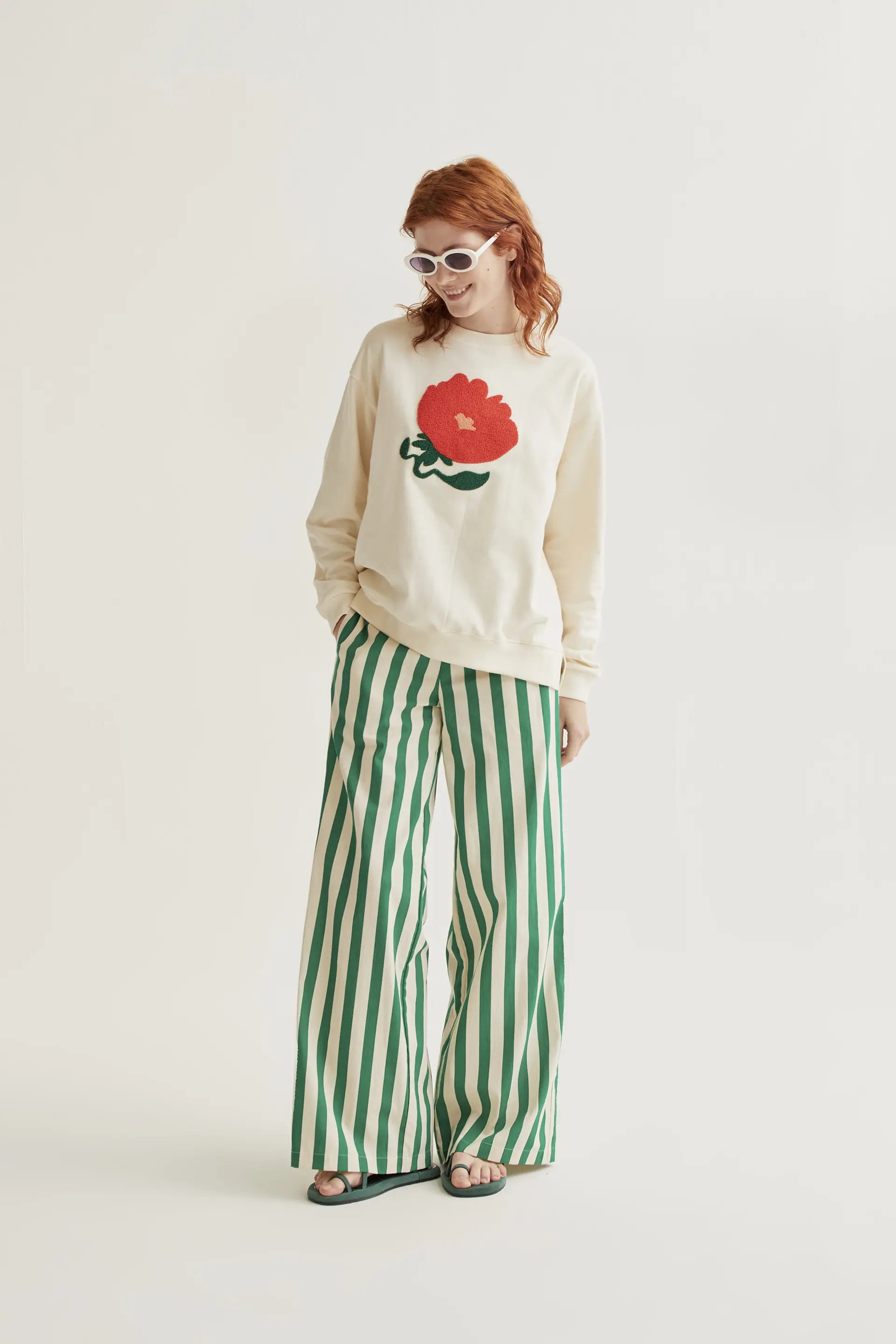Sudadera con bordado de flor gigante roja - Image 5