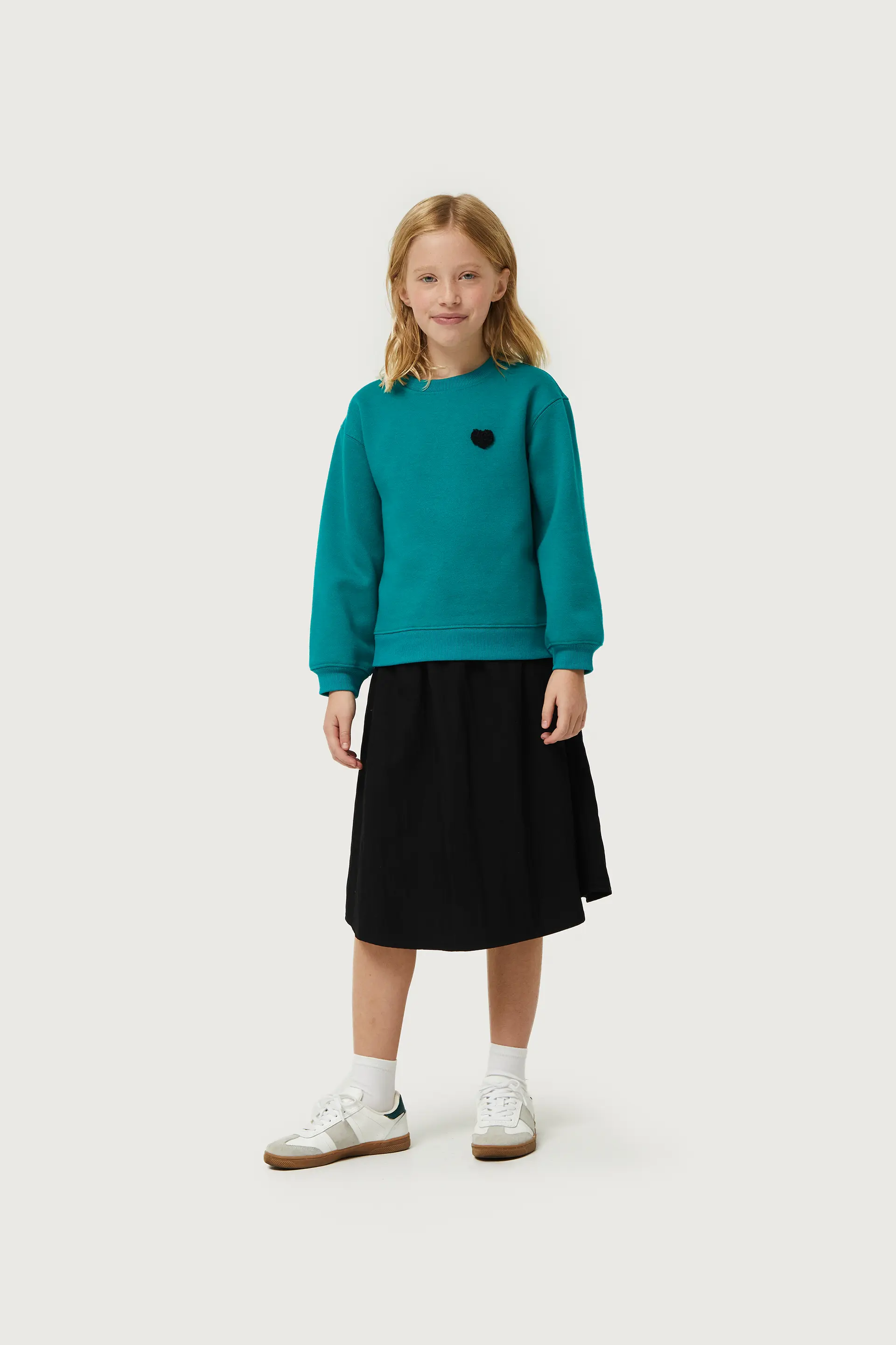 Sudadera de niña con parche de corazón azul