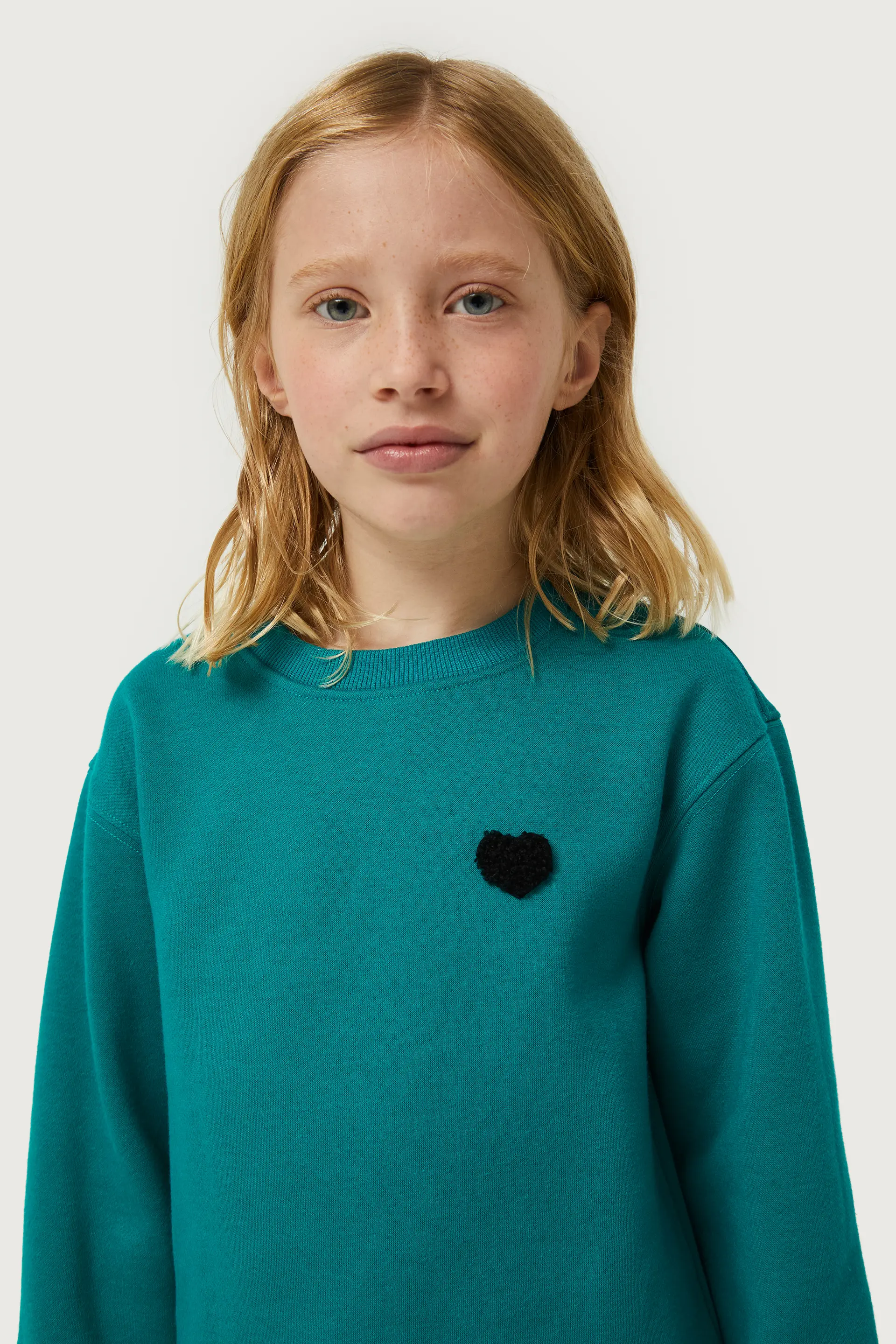 Sudadera de niña con parche de corazón azul - Image 3