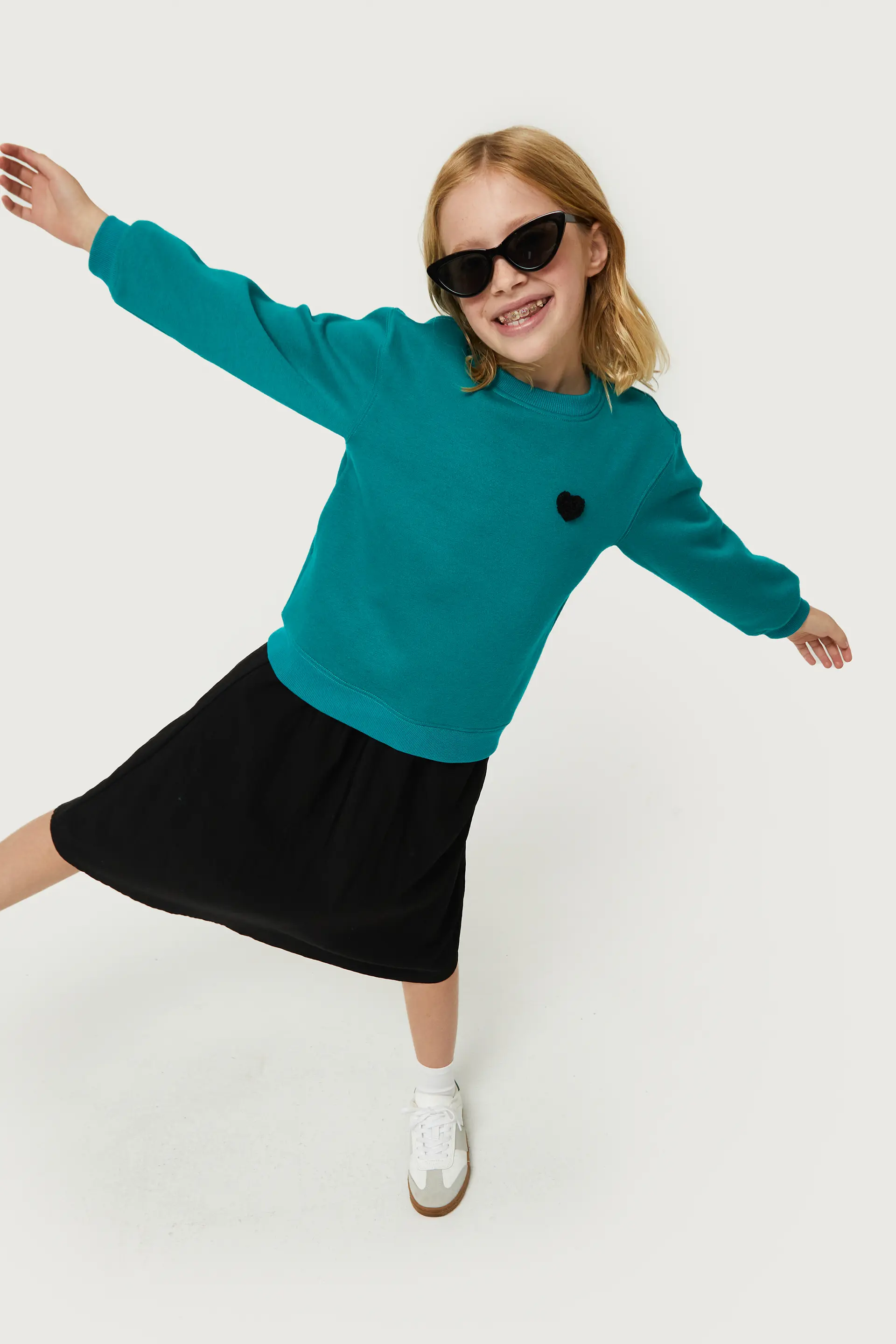 Sudadera de niña con parche de corazón azul - Image 4