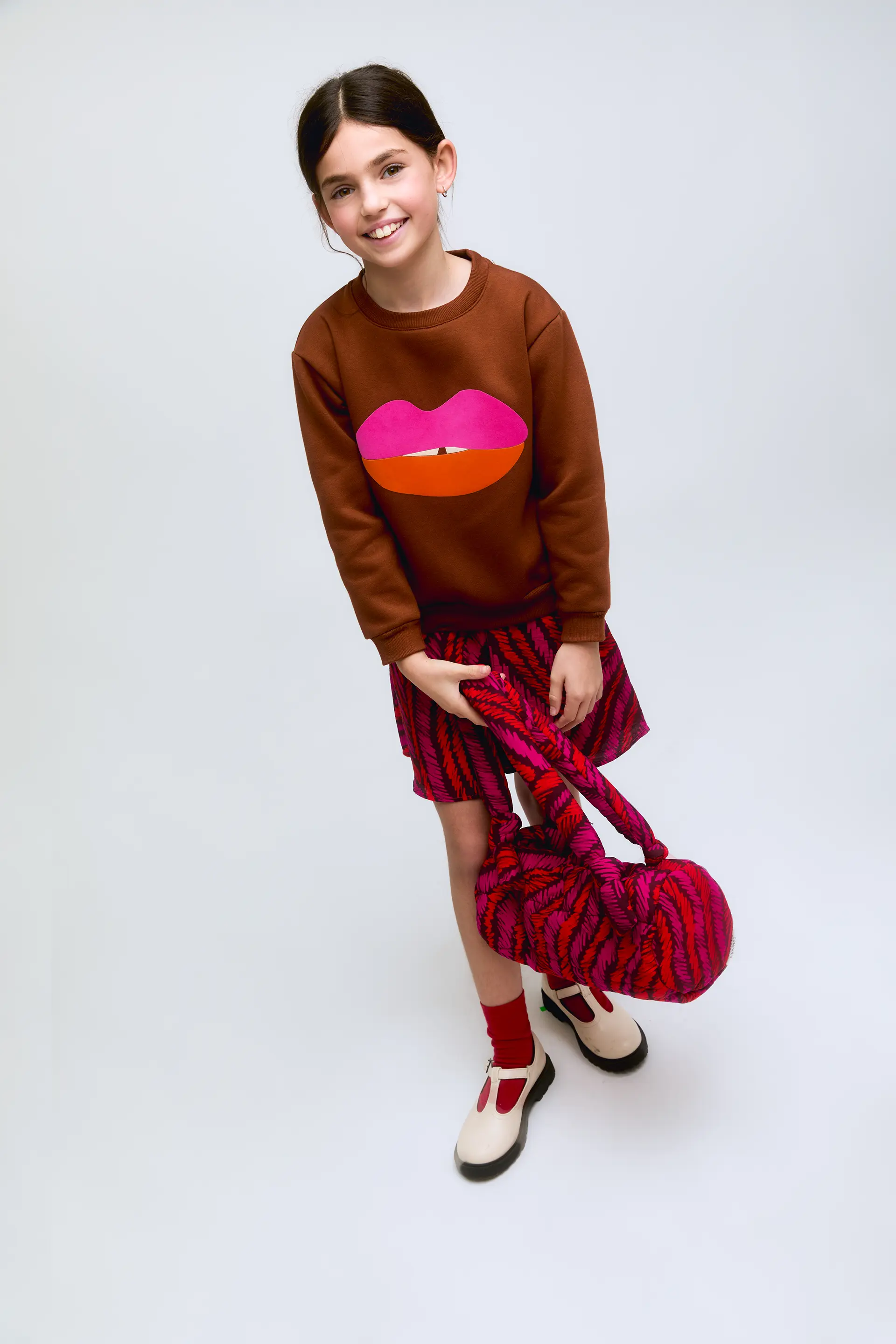 Sudadera de niña marrón con estampado de labios en fucsia y naranja. - Image 4