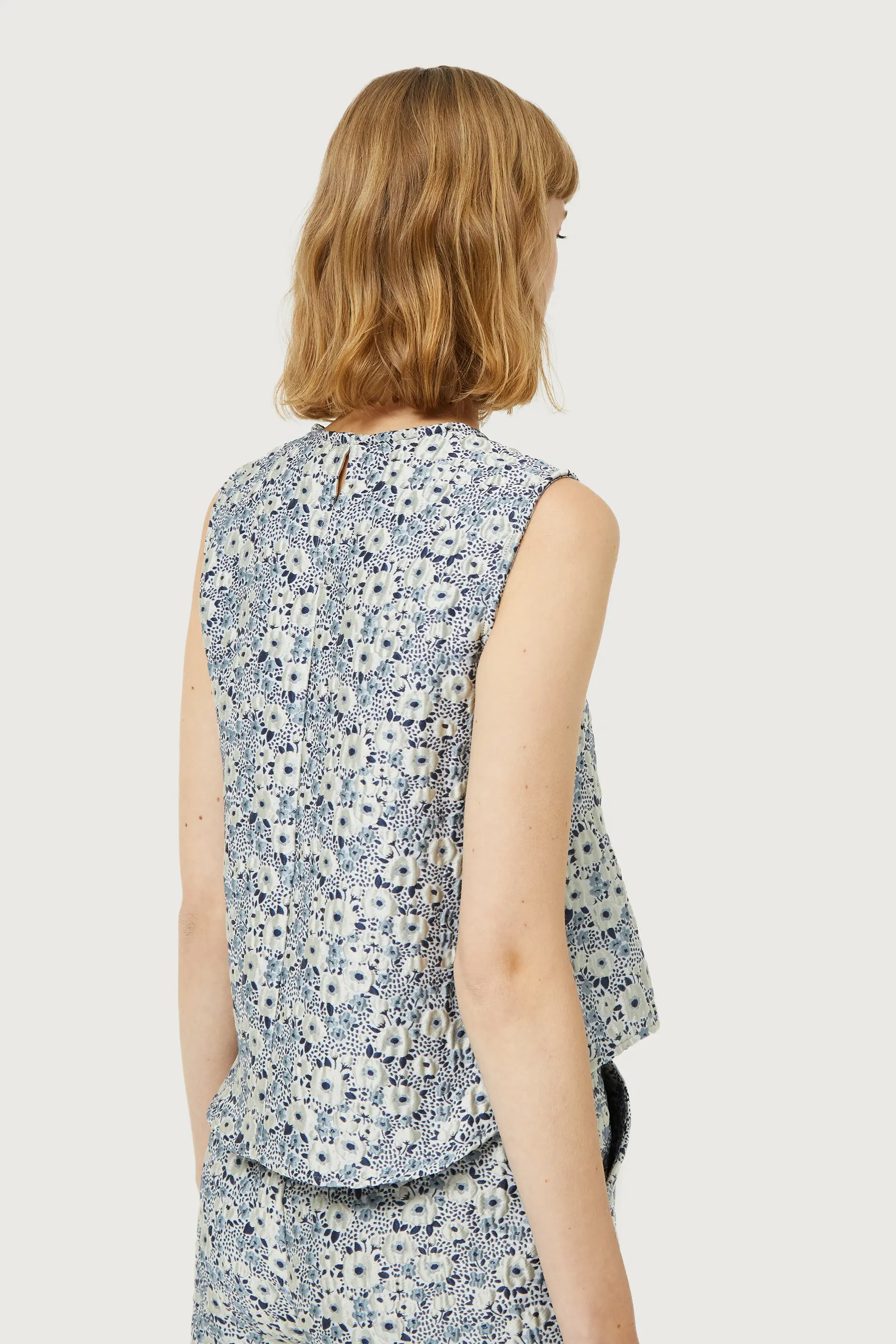 Top con estampado floral azul y blanco - Image 5