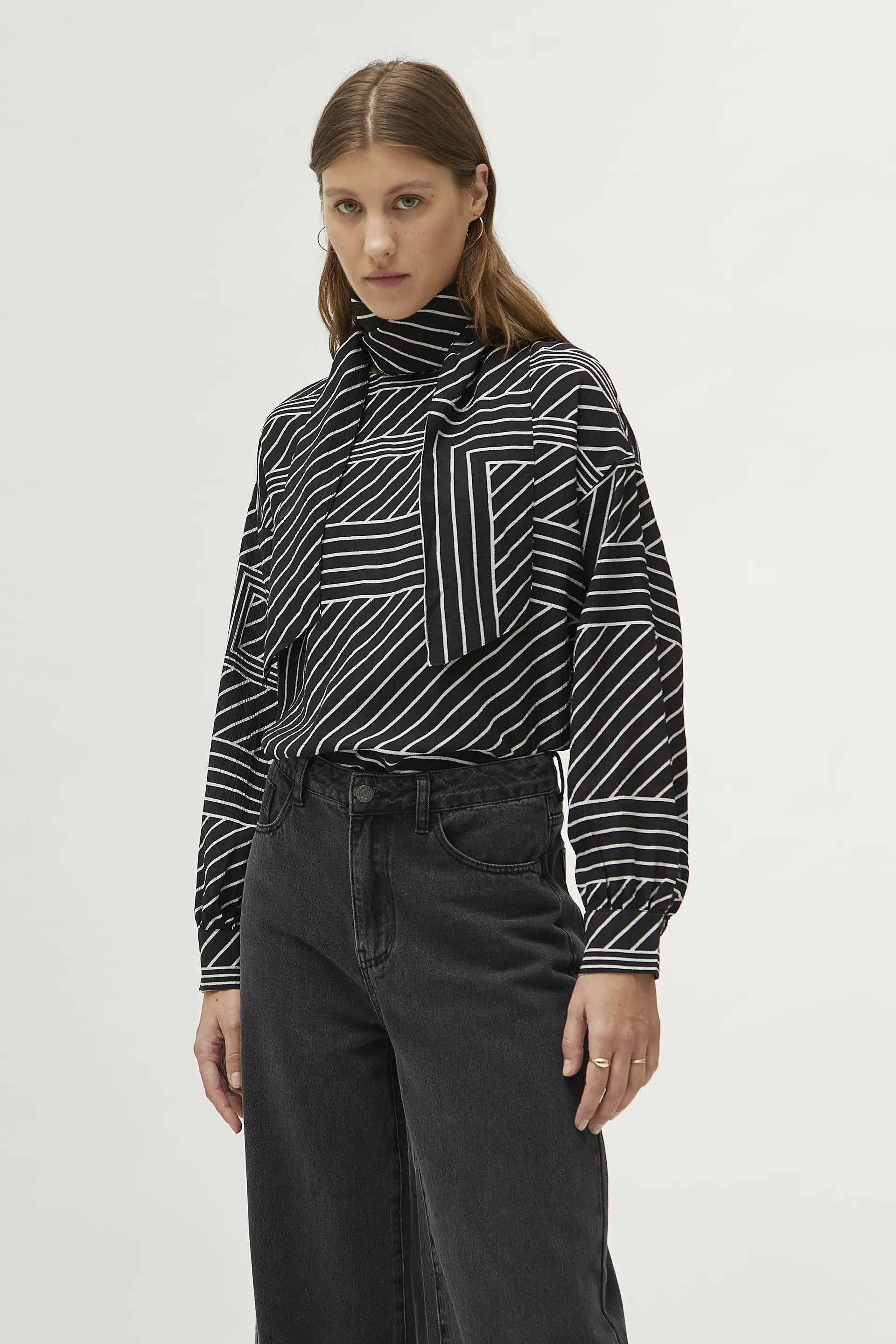 Top con foulard estampado de rayas negro - Image 3