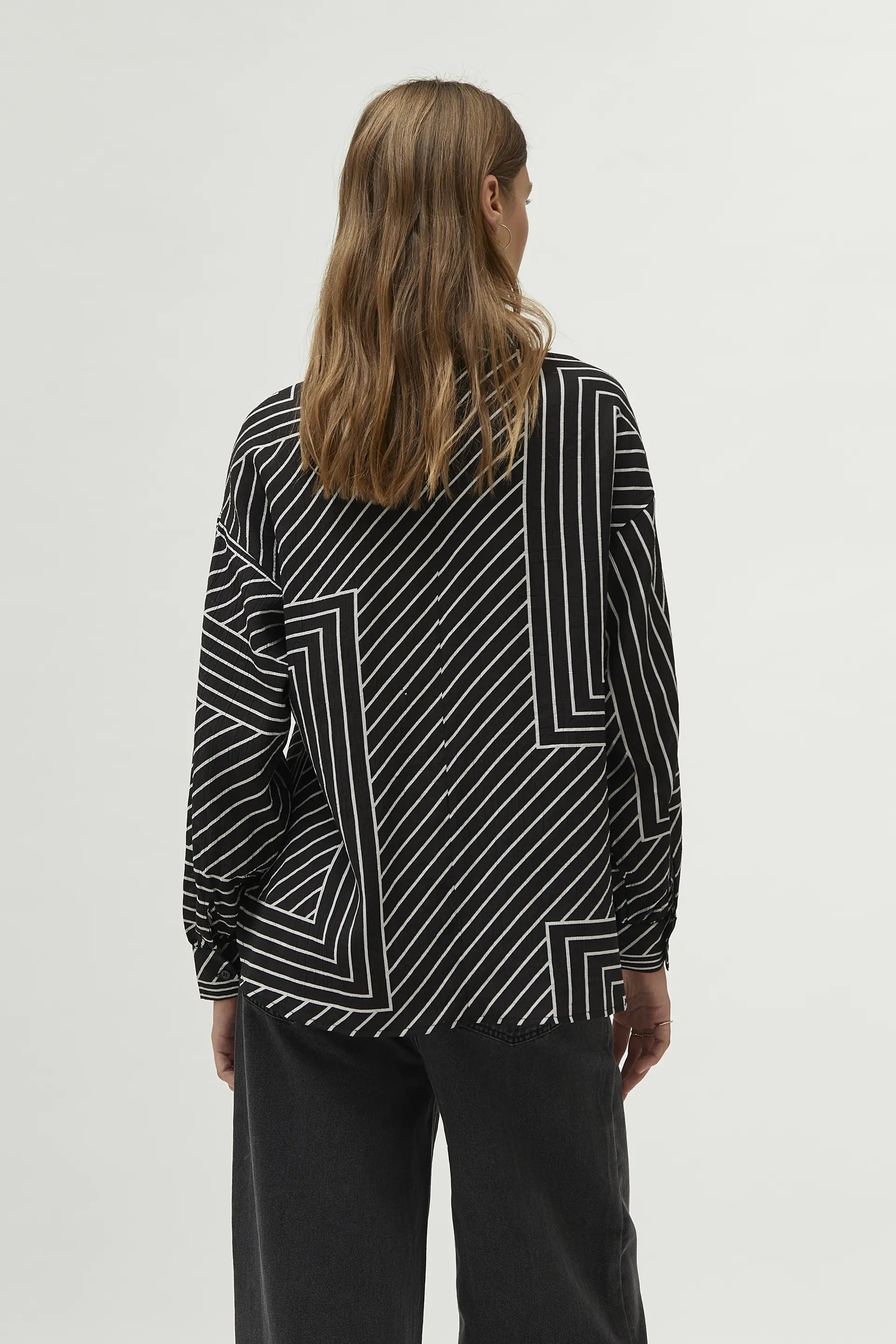Top con foulard estampado de rayas negro - Image 4