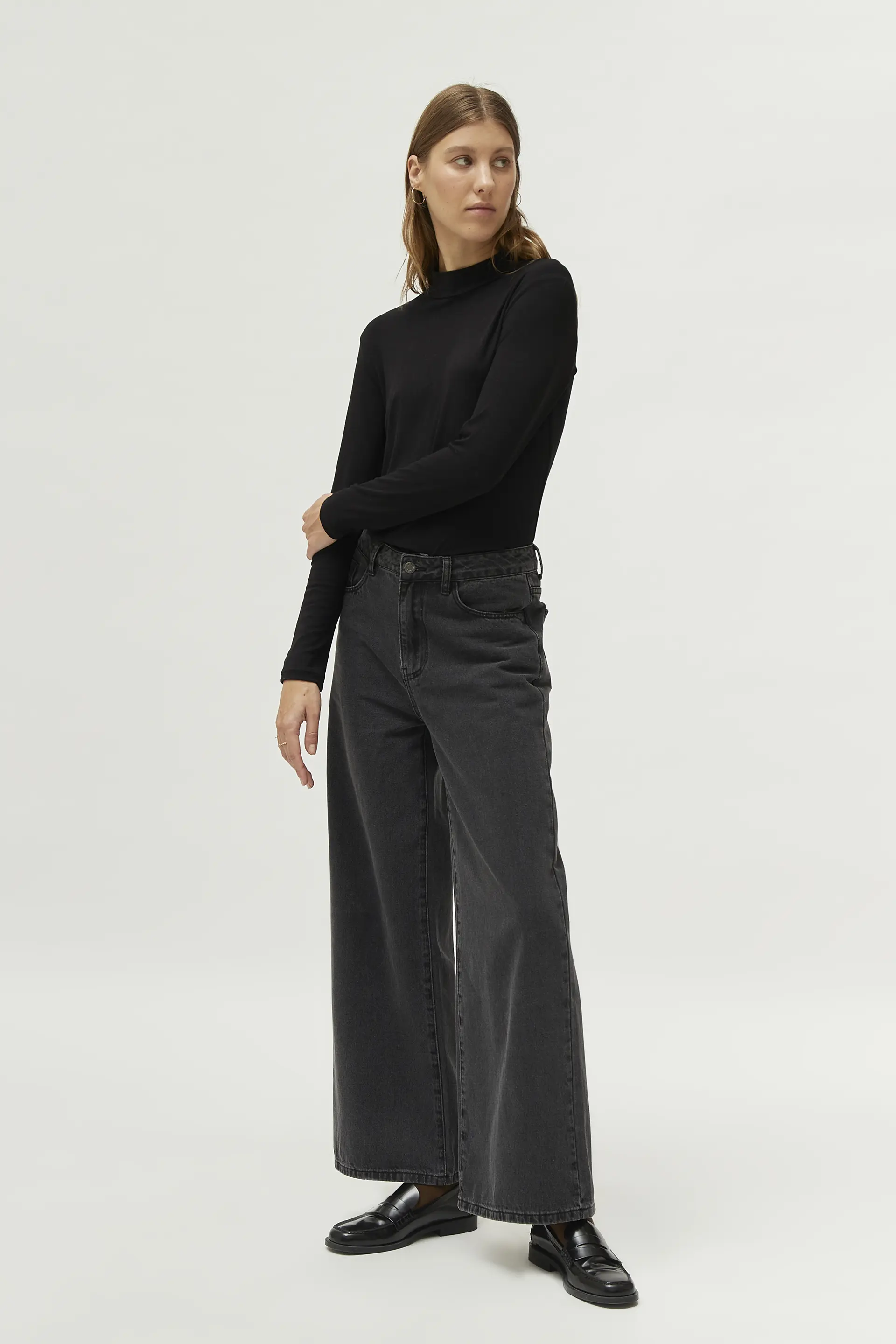 Top cuello mock negro