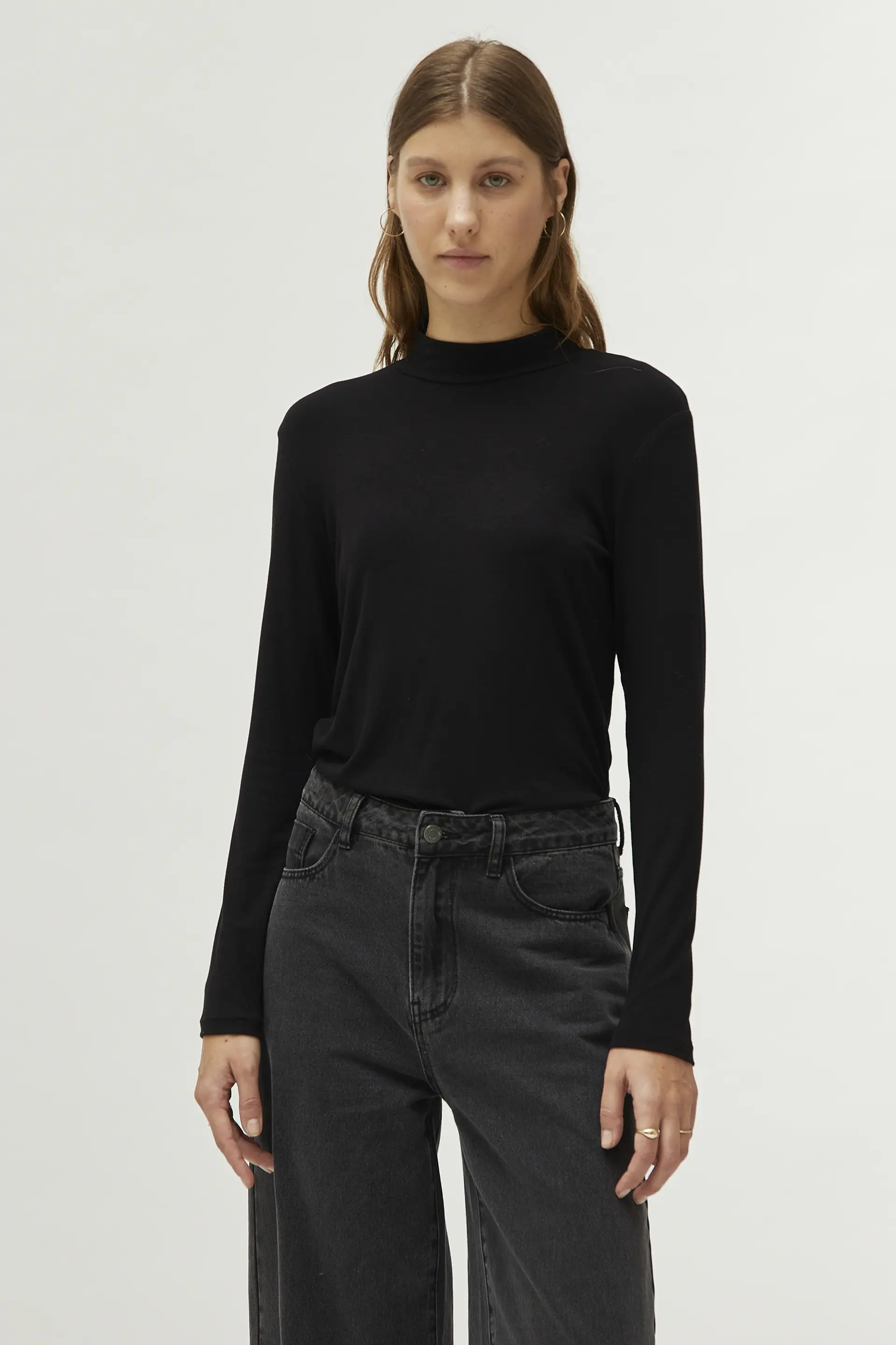 Top cuello mock negro - Image 3