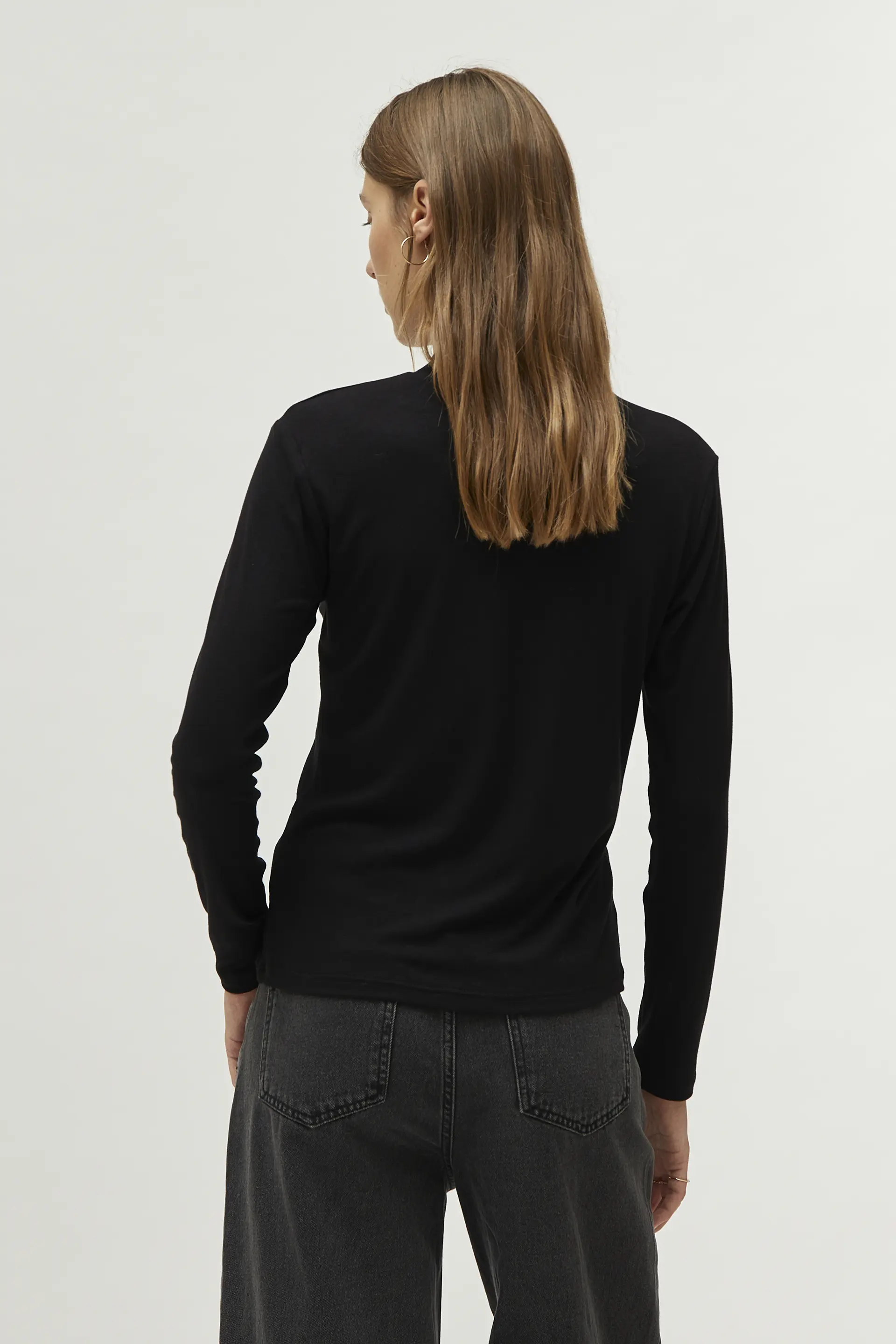 Top cuello mock negro - Image 4