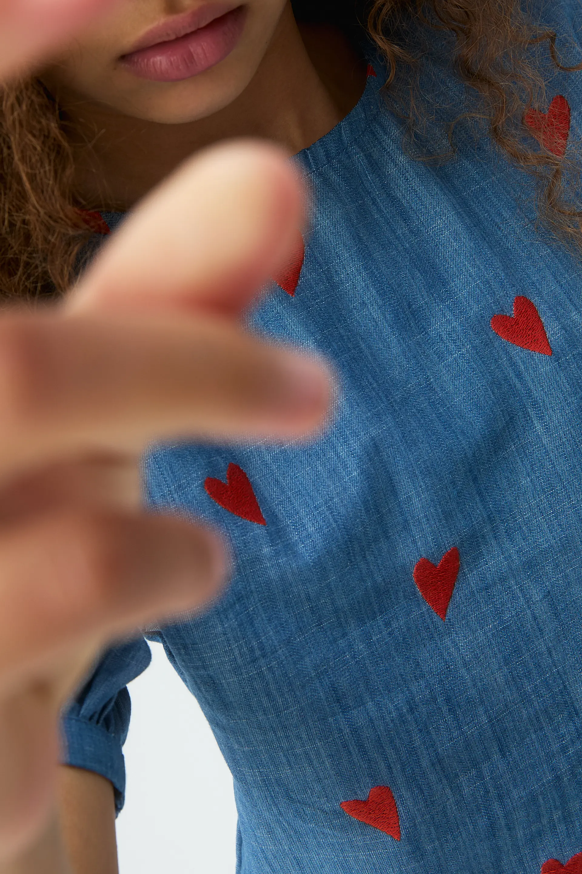 Top de niña 100% algodón Chambray con corazones - Image 3