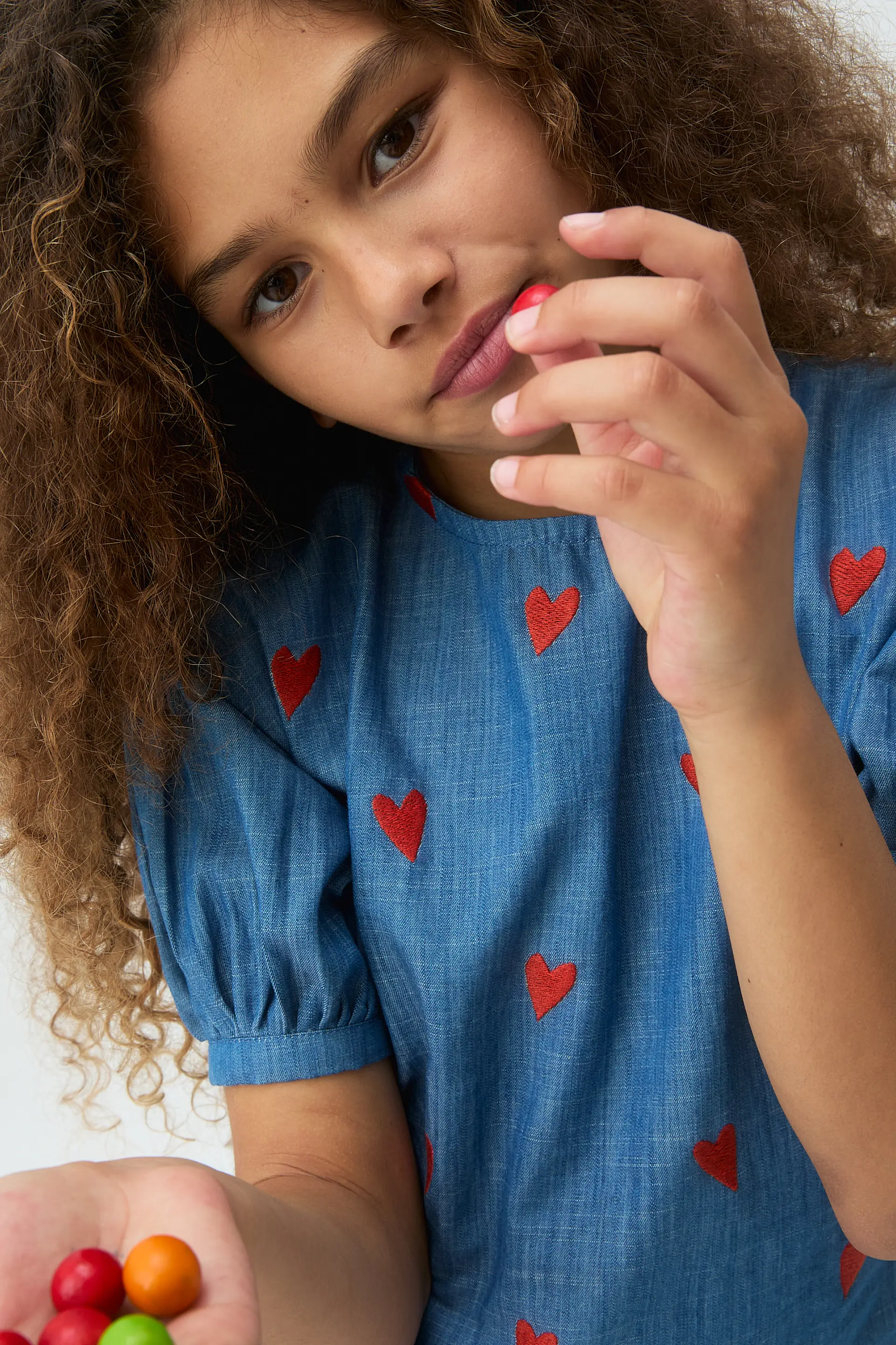 Top de niña 100% algodón Chambray con corazones - Image 4