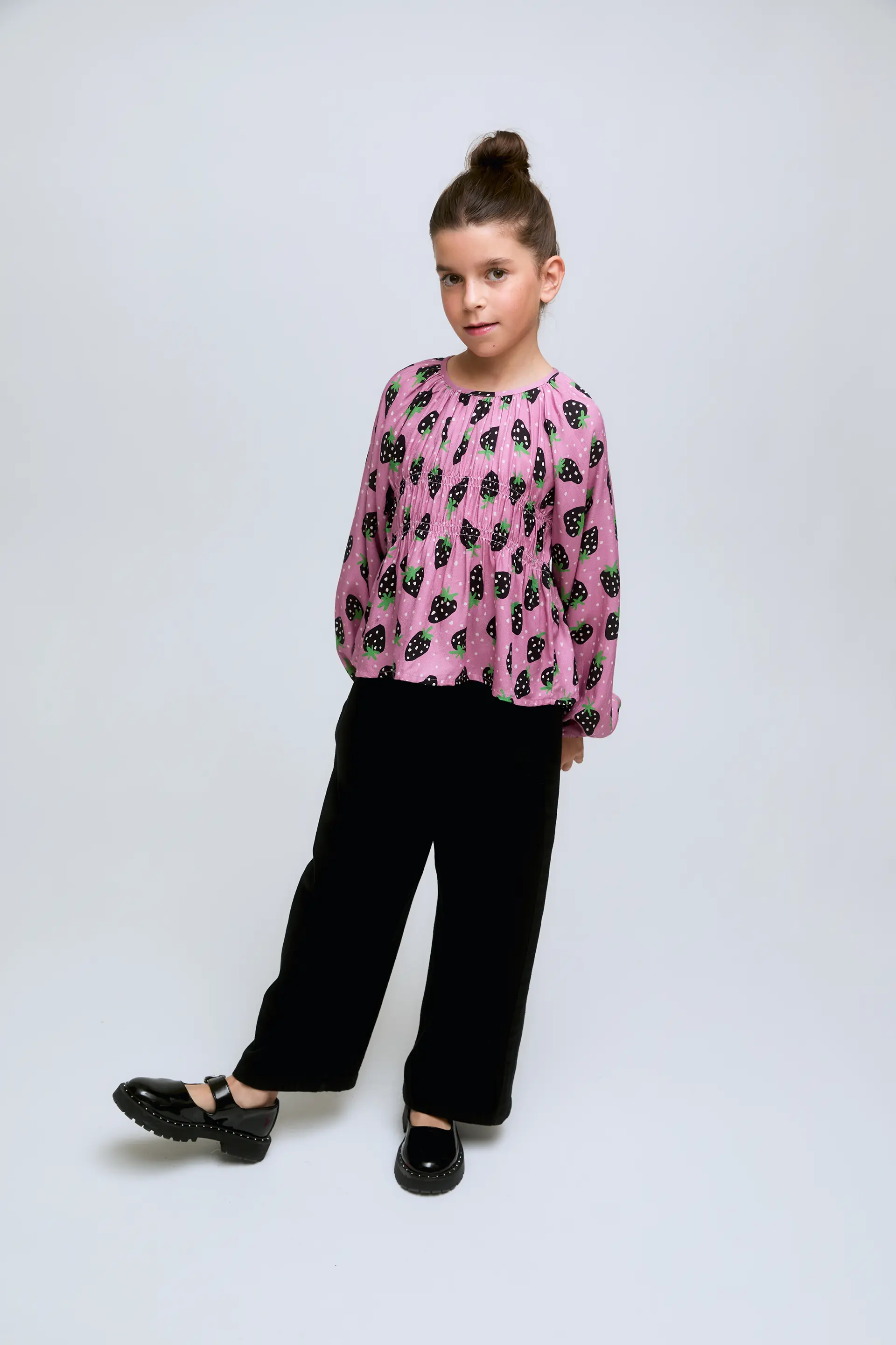 Top de niña con estampado de fresas Morango y frunces decorativos. - Image 4