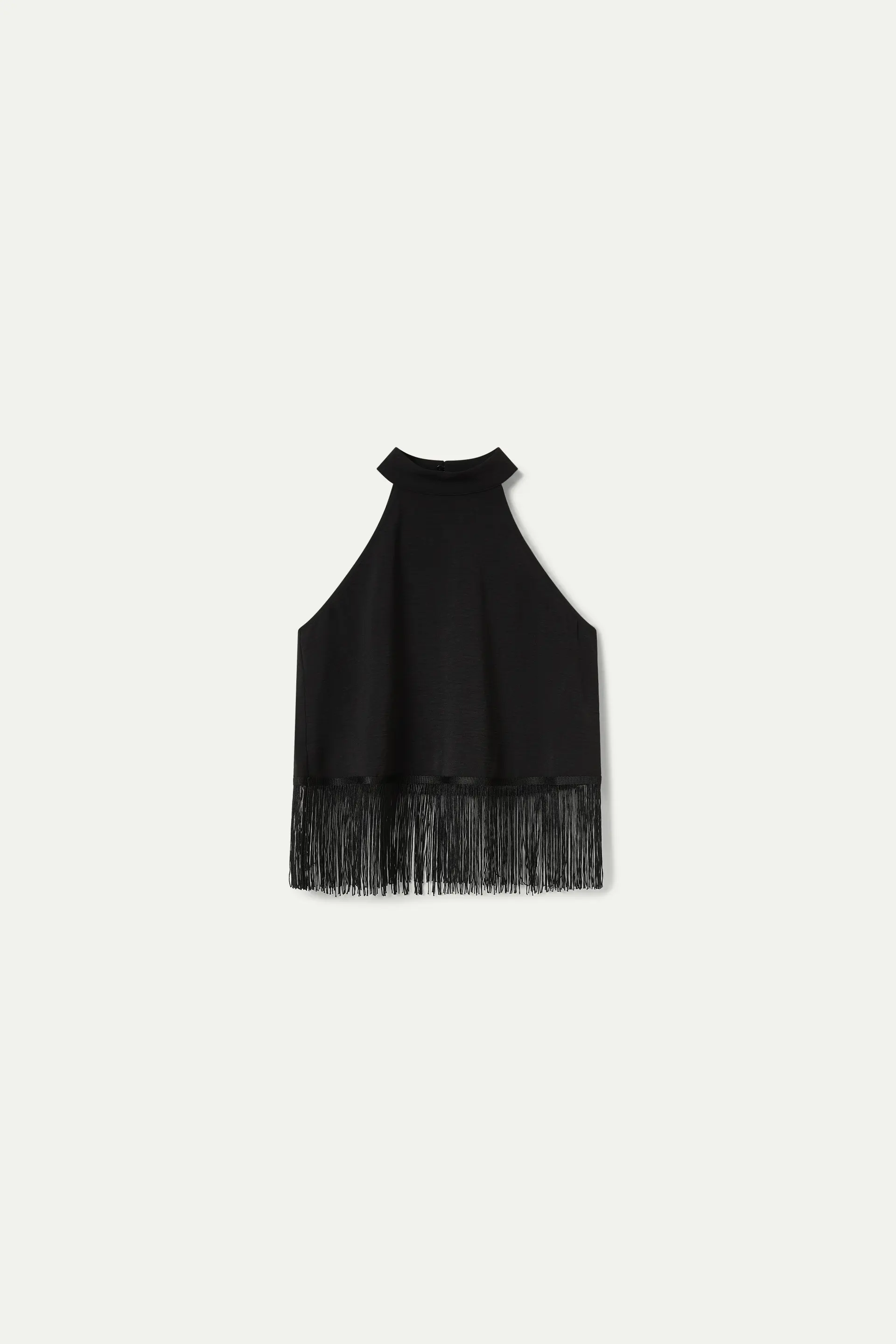 Top negro con detalle de flecos