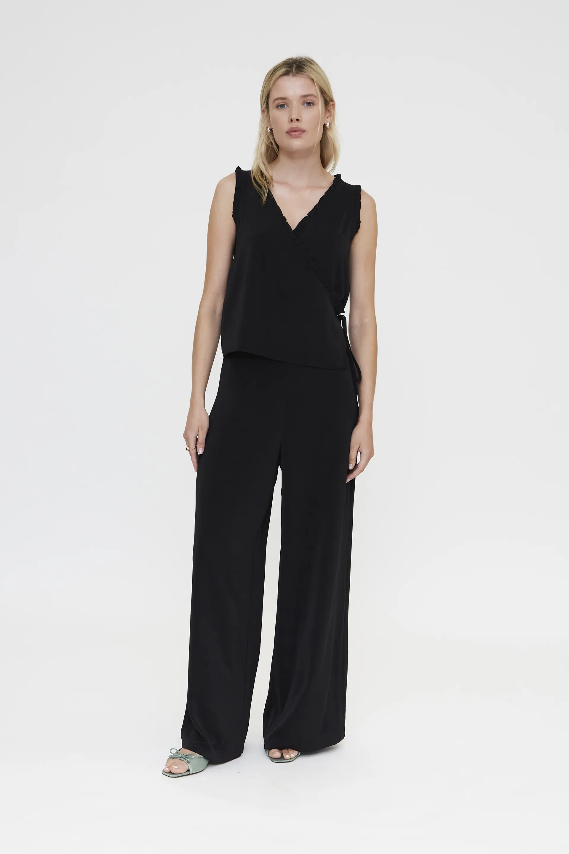 Top negro con escote pico - Image 4