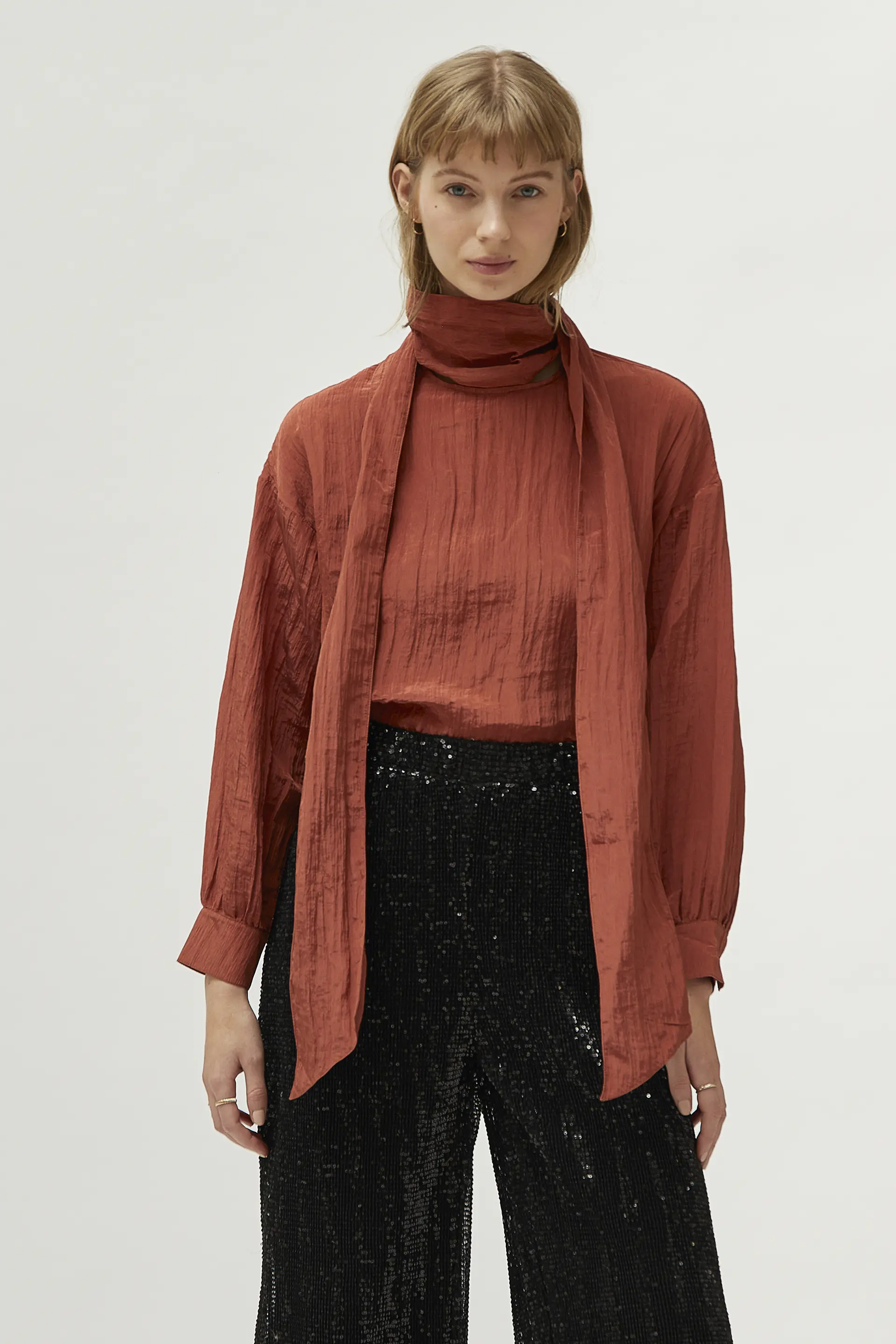 Top satinado con foulard marrón - Image 3