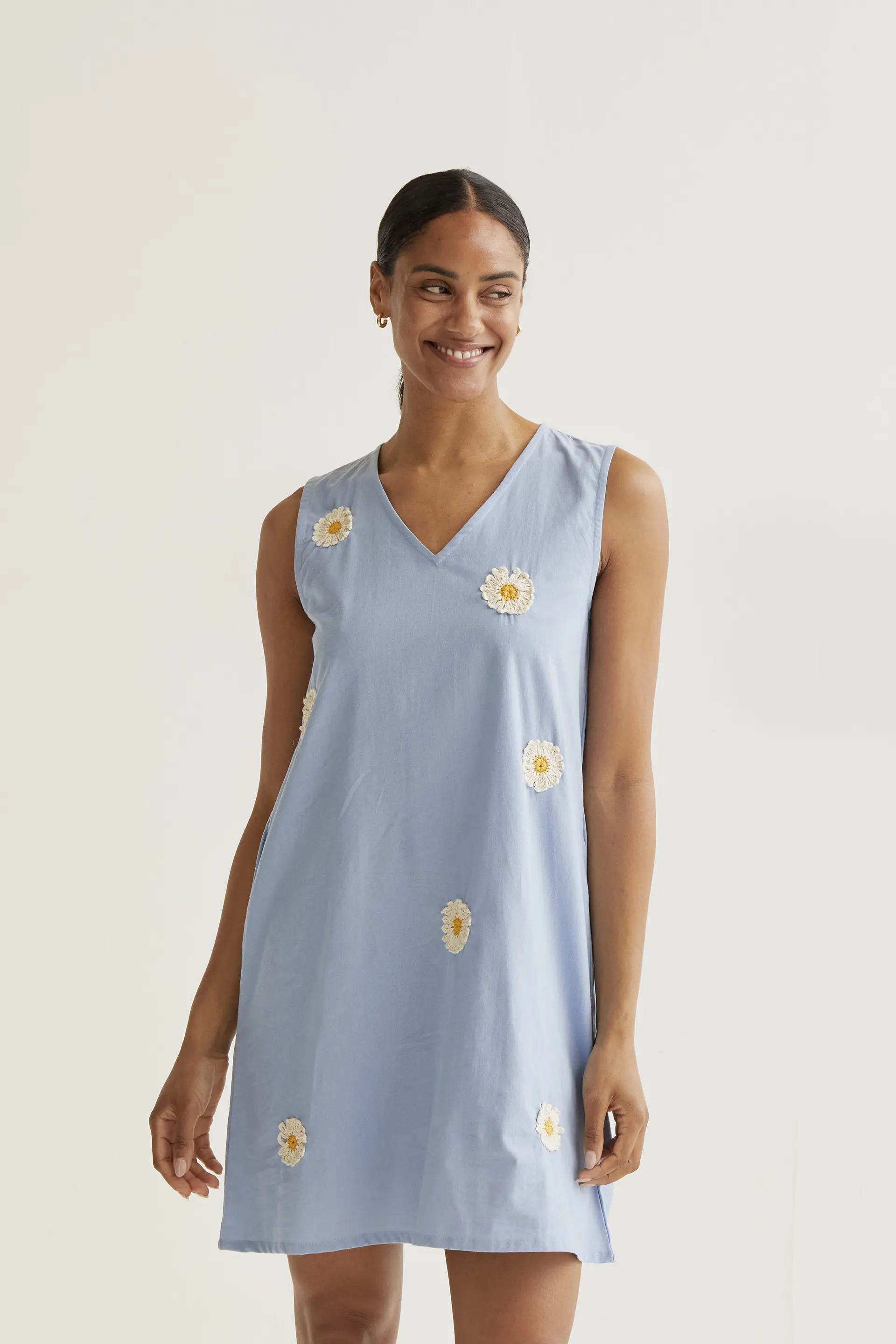 Vestido corto con bordado de margaritas