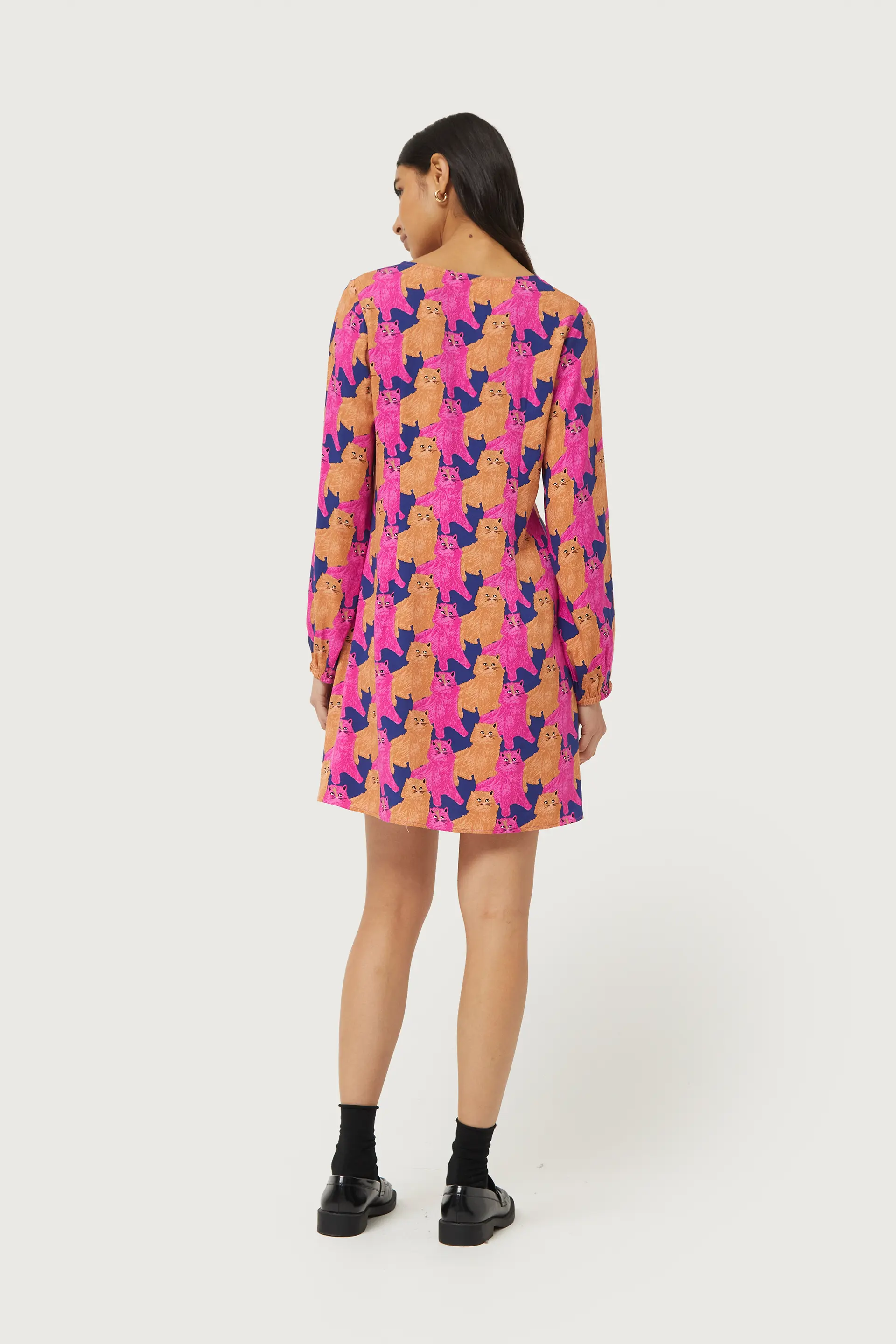 Vestido corto con estampado de gatos - Image 3